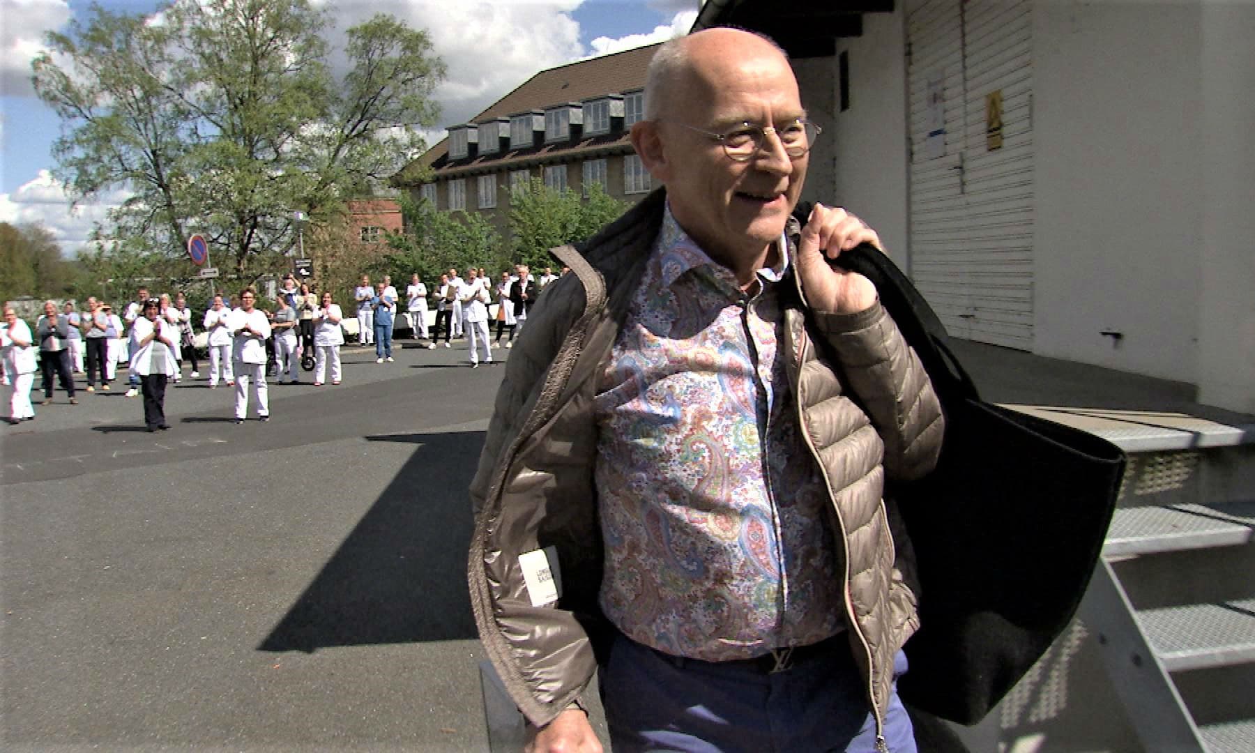 Ansatte på Diagnostisk Center sagde farvel til Ulrich Fredberg med flere minutters taktfaste klapsalver. Dagen før kørte omkring 100 kolleger i biler i kortege forbi hans hjem for at vise deres opbakning.