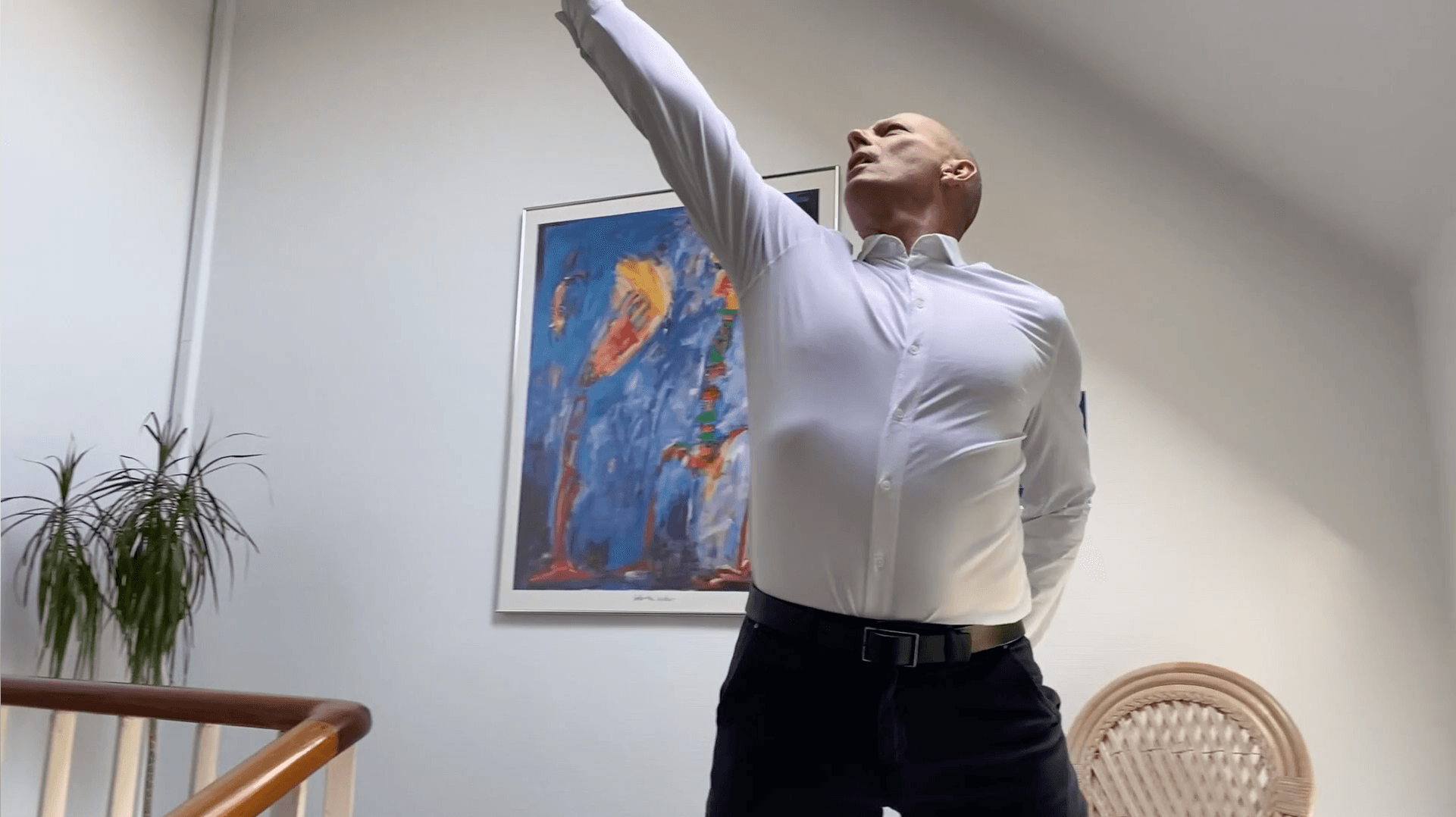 Glædesdansen inspireret af Hugh Grant har givet efterskoleforstander og borgmesterkandidat Ole Vind (V) tusindvis af fans.