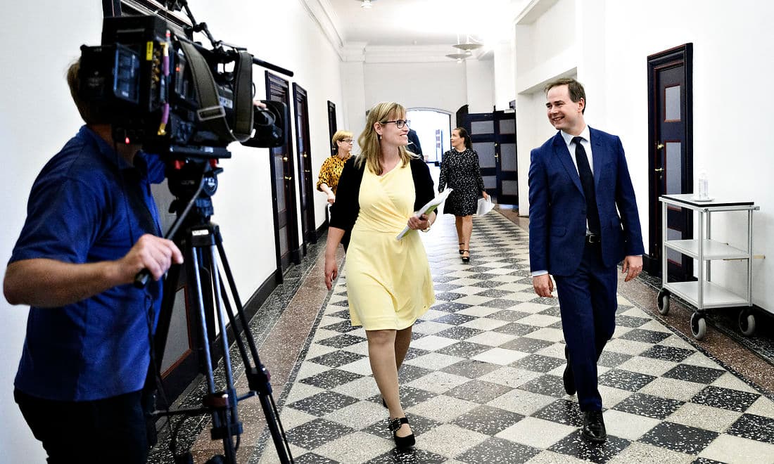 Stephanie Lose (V) og Nicolai Wammen havde de brede smil på inden præsentationen af økonomiaftalen for regionernes økonomi.