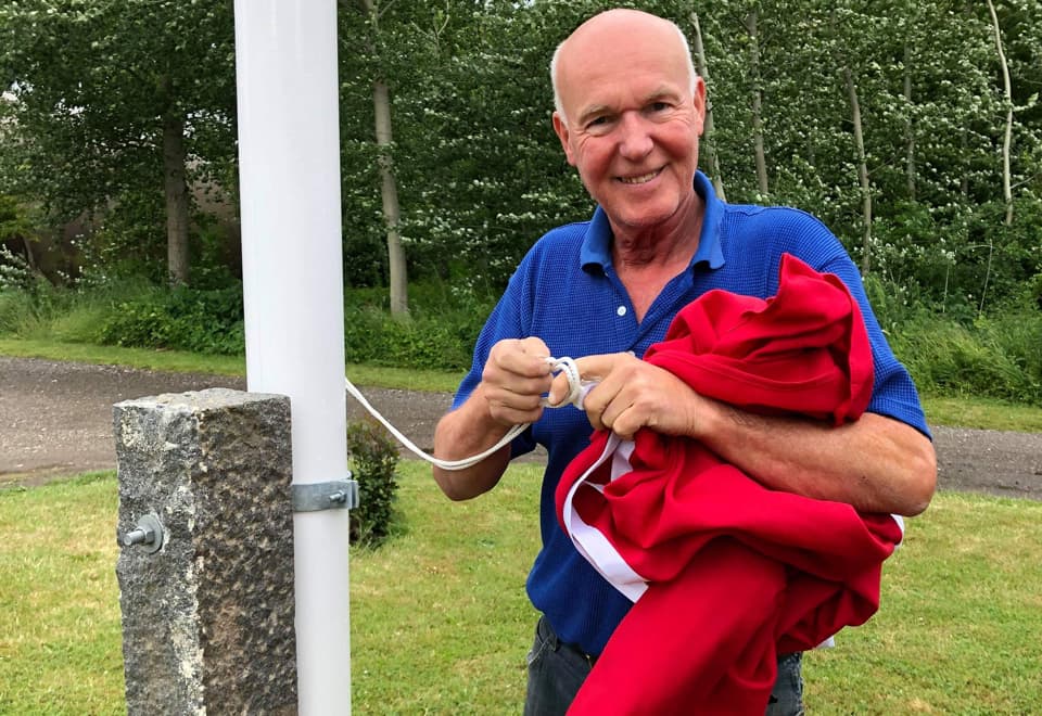 Morten Aunsborg har fremover ansvaret for, at Dannebrog flagrer på de godt 20 officielle, flagdage Ærø Kommune markerer. Én af de mere specielle af slagsen er den årlige, historiske fugleskydning, hvor medlemmer af Ærøskøbings Borgerlige Skydeselskab vandrer gennem byen i deres fineste puds til stor begejstring for ærøboerne.