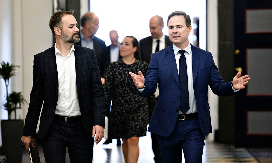 KL-formand Jacob Bundsgaard (S) og finansminister Nicolai Wammen (S) kunne præsentere en økonomiaftale, som indebærer, at kommunerne skal frigøre penge ved at spare på brug af eksterne konsulenter.  