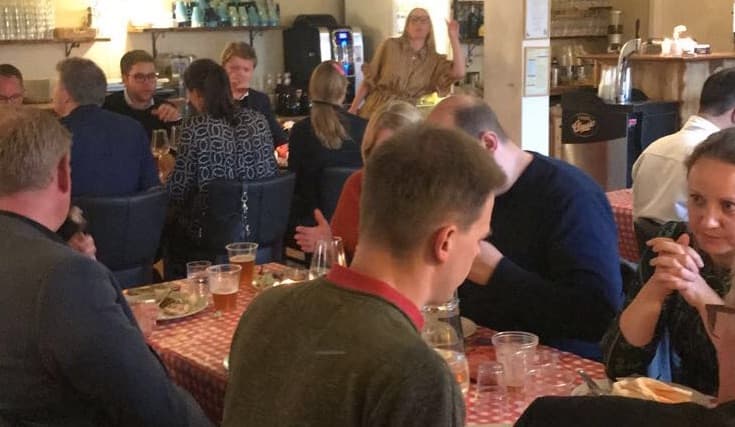 Flere borgmestre og organisationsfolk mødte op til helstegt pattegris og fadøl på Slægtsgården i Allinge, selvom Folkemødet var aflyst. Og stemningen var lige så uformel, som arrangørerne havde håbet.