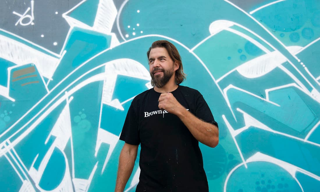 William Hjorth maler graffiti under aliasset Swet. Han var en af Danmarks første graffitikunstnere i 1980erne og har siden da udbredt sin kunst i hele verden. I dag bor han i Sverige og laver graffitiprojekter for både danske og svenske kommuner.