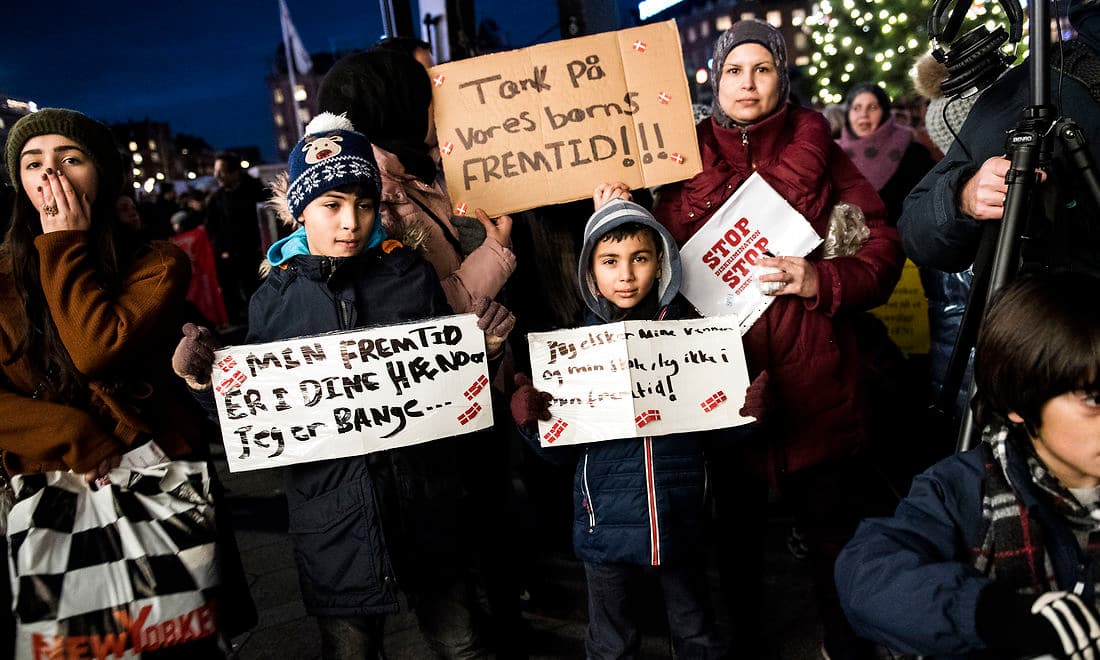 De hvide danskere oplever det ikke, men racismen findes også i det danske samfund, skriver Mira Skadegaard i dette indlæg. Billedet stammer fra demonstrationen Hold fast i menneskerettighederne, Danmark forrige jul på Rådhuspladsen i København.
