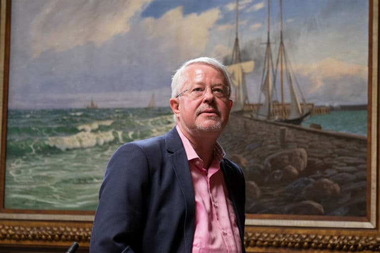 Jan Petersen (S) på Grenaa Rådhus foran maleriet af Grenaa Havn i slutningen af 1800 tallet. Maleriet er en gave fra den sidste greve på Sostrup Slot.