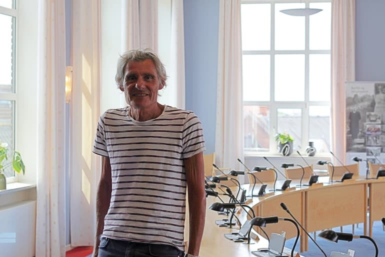 I mange år har der stået Mogens Lorentzen på navneskiltet i stedet for Sjællandske, som der står nu, hvor Mogens Lorentzen er gået på pension. Han har været Sjællandske faste byrådsreporter i næsten 45 år.