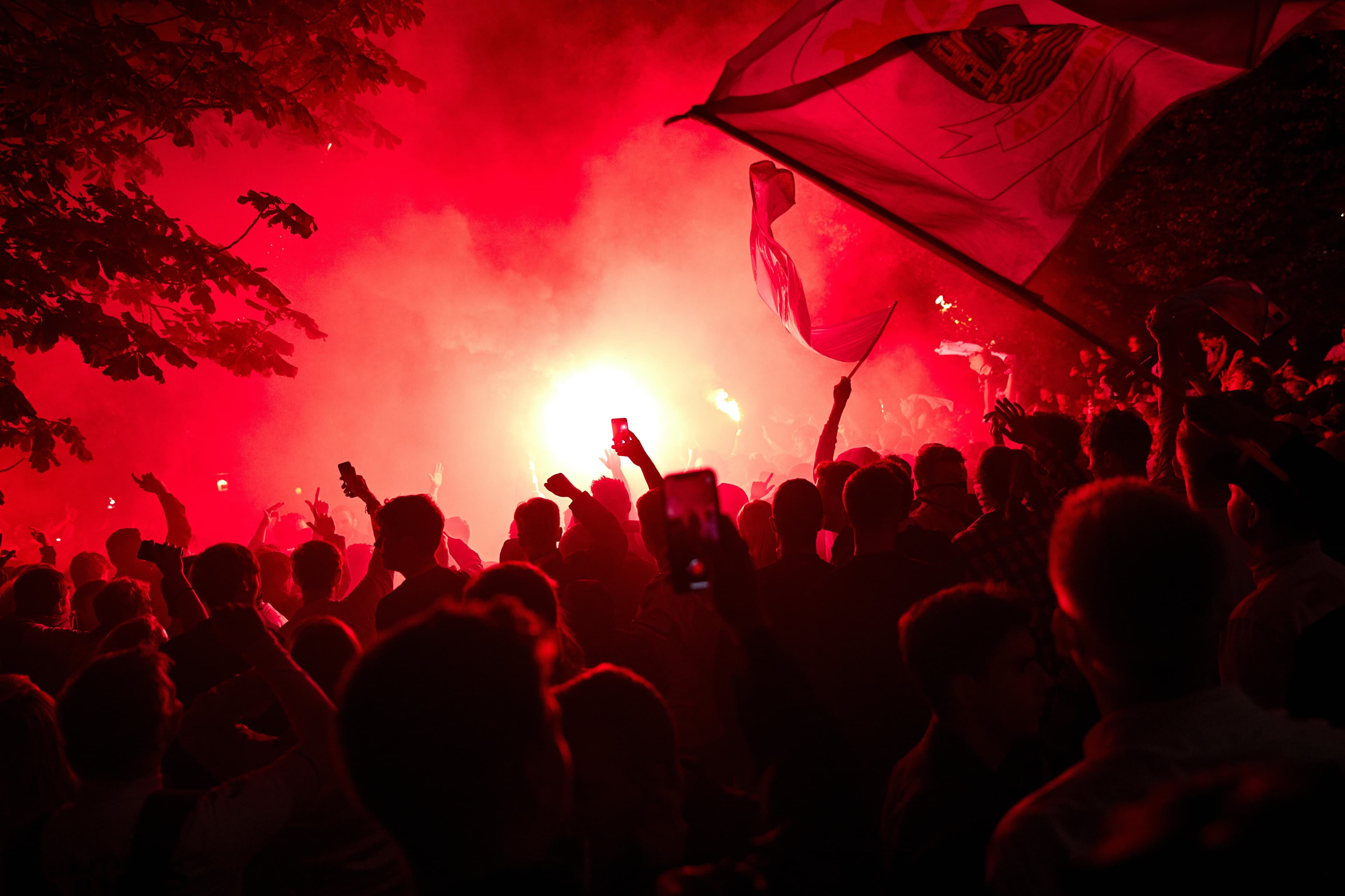 I Aarhus fejrede AGF-fans bronzemedaljer på Rådhuspladsen forrige søndag, men det er for tidligt at fastslå, hvor stor betydning det har haft for det øgede antal smittede i byen og hele Region Midtjylland.