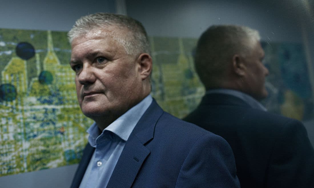 Borgmester Steen Vindum, V, og hans administrative krisestab har reageret resolut på de lokale coronasmittetal. Den øvrige kommunalbestyrelse kan knapt følge med. Borgmesteren er den ubestridte politiske kriseleder, skriver Maria Steno.