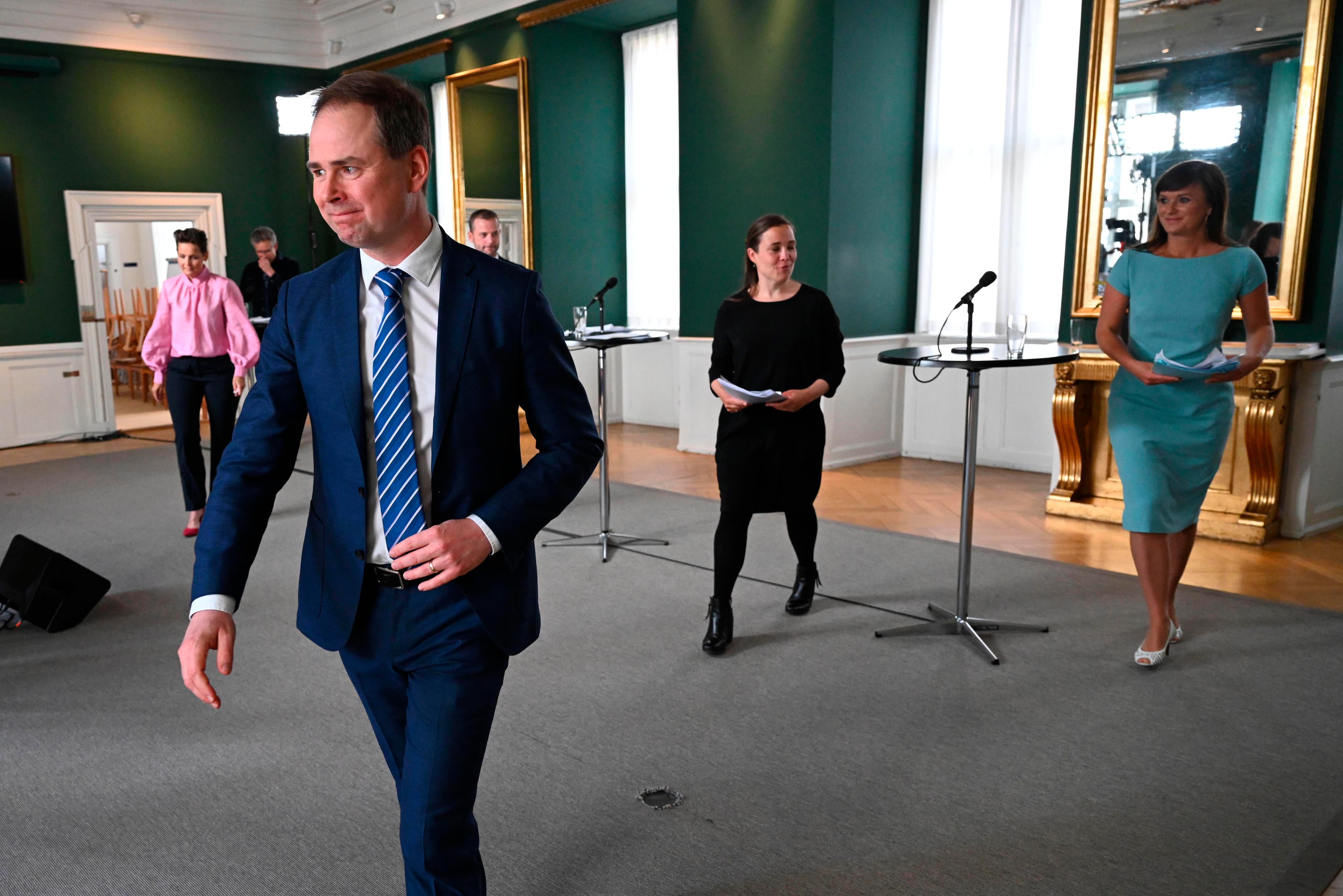 Udligningsreformen kom til verden efter en hård fødsel, men den har givet ro og en generelt bedre stemning ved årets budgetforhandlinger i kommunerne. Her er det finansminister Nicolai Wammen (S) med indenrigsminister Astrid Krag (S) og Venstres politiske ordfører Sophie Løhde efter endt pressemøde, da forliget om udligningsreformen omsider var i hus.

