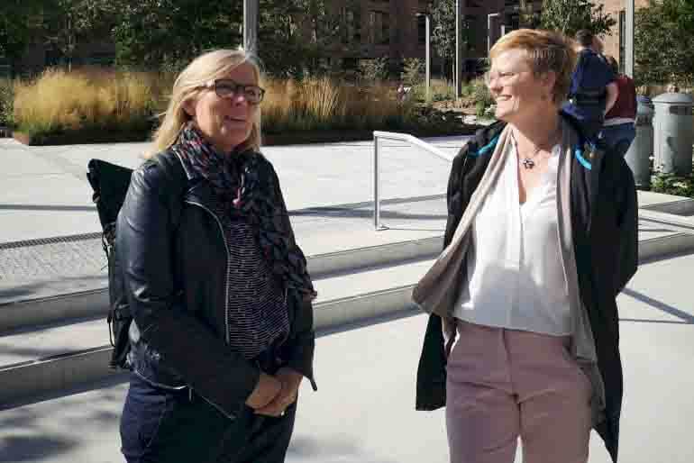 Arkitekt og byplanlægger i Aalborg Kommune Rie Malling og udviklingschef Lene Lykkegaard, Business Aalborg, på den helt nye plads midt i Aalborg, hvor der tidligere var en stor parkeringsplads ovenpå en nedslidt brugs-butik.