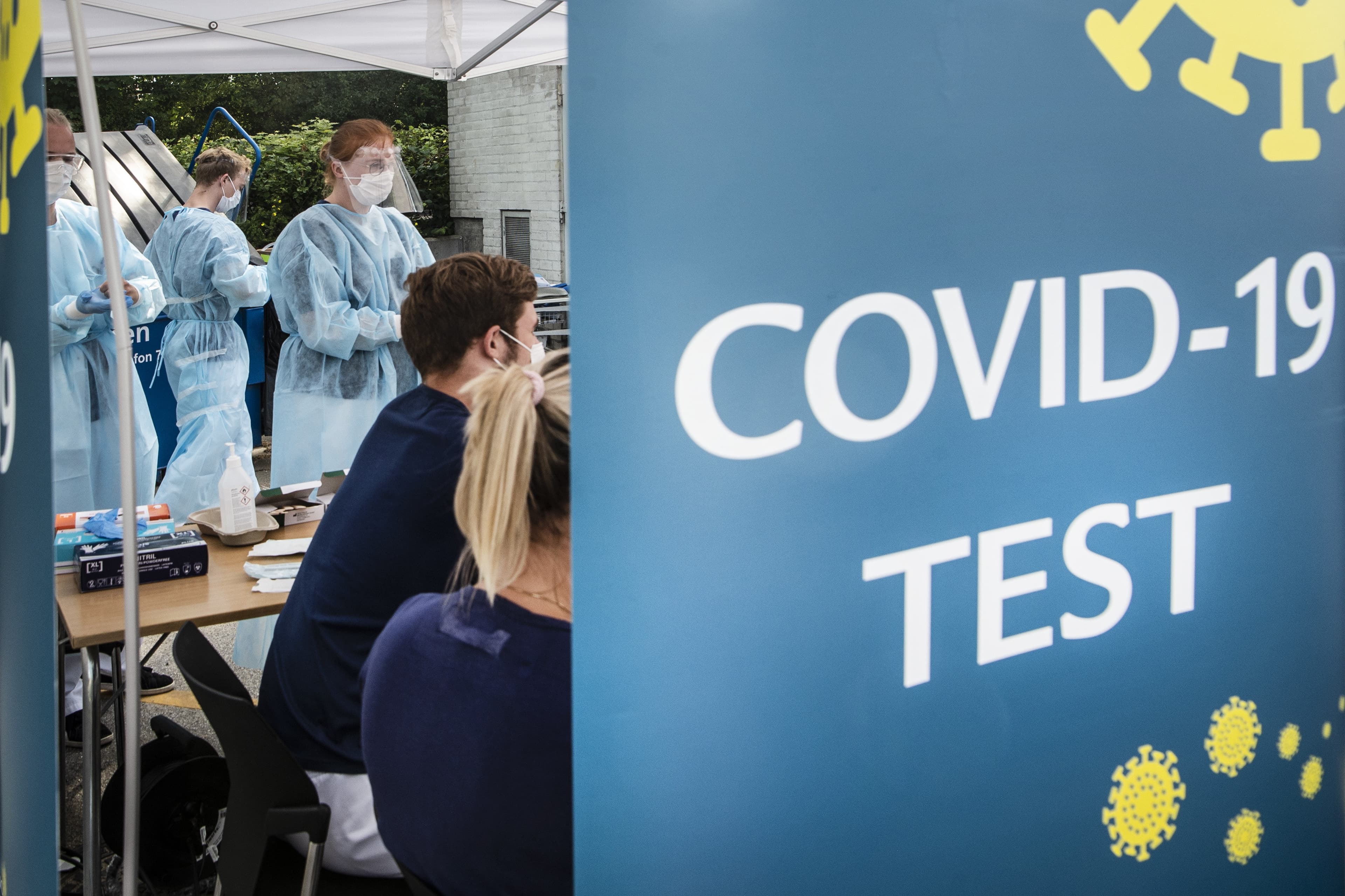 Brancheorganisationen Dansk Industri ser det private som en løsning på haltende coronatestkapacitet. På den måde kan virksomheder og deres medarbejdere få hurtigere svar på coronatest.