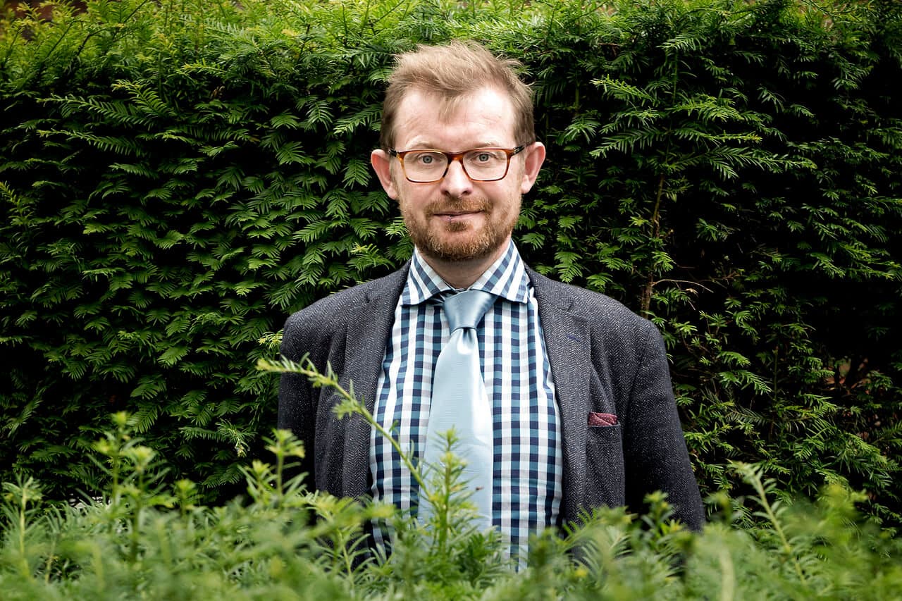 Sebastian Dorset har lavet stand-up i 1990ern og turnerede tidligere på året med sit onemanshow Ord. Komikeren mener, at 76-årige Niels Hausgaard mestret den politiske satire så sikkert og begavet, at de fleste overgiver sig.