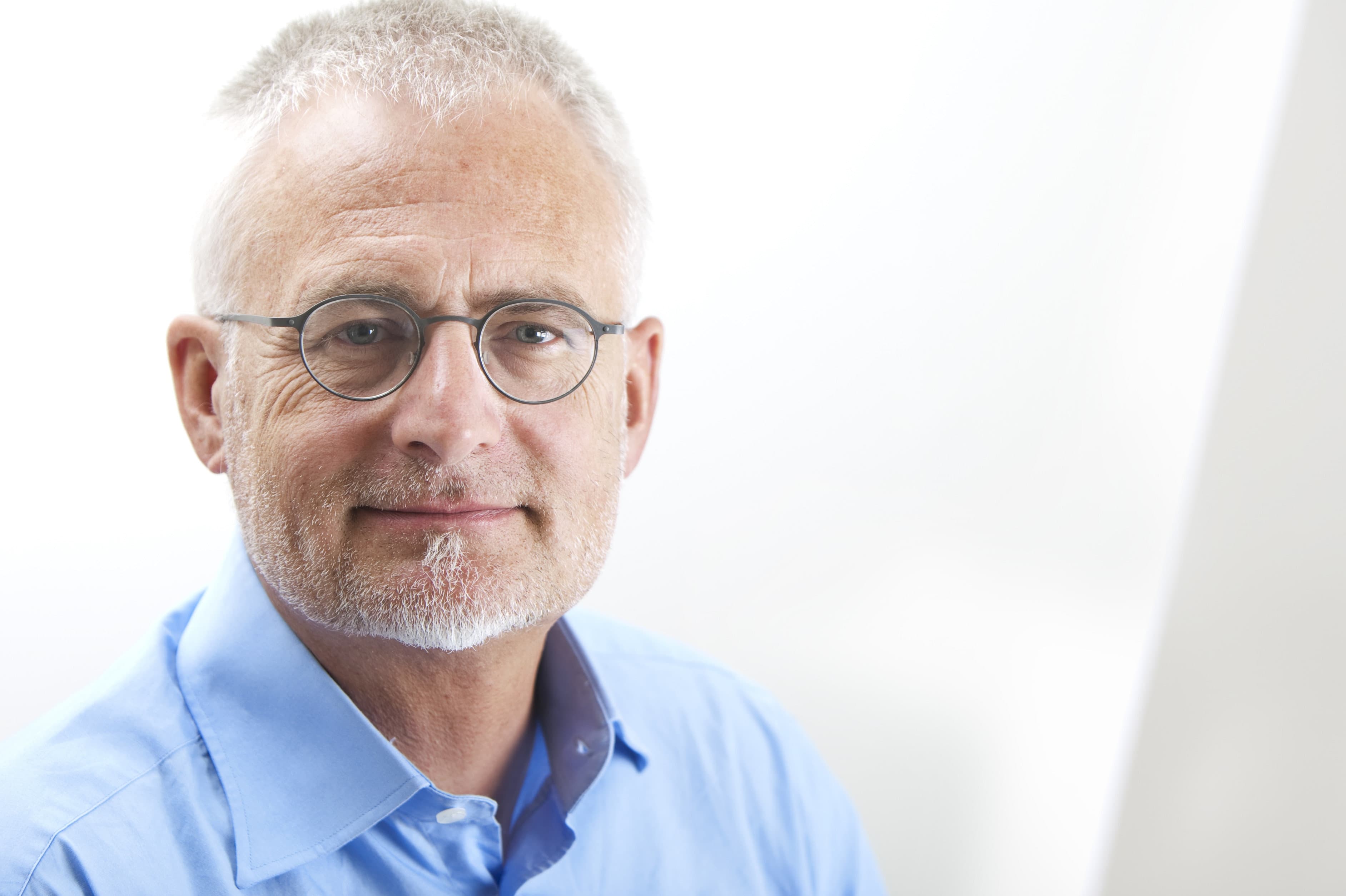 Alt for mange i ældreplejen ved for lidt om demens, mener direktør i Alzheimerforeingen Nis Peter Nissen. Han går til ældretopmøde med et ønske om, at Danmark ligesom Sverige  sikrer alle ansatte efteruddannelse.