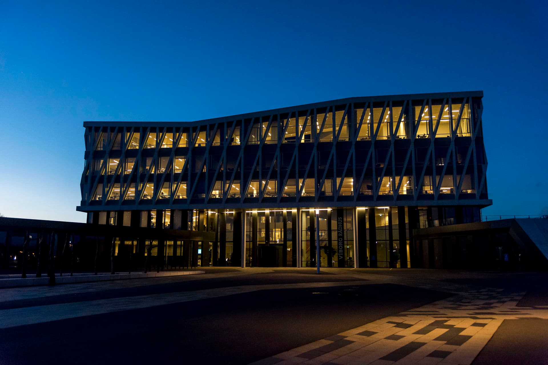 Viborg Kommune har en central økonomifunktion, og økonomidirektøren er medlem af direktionen. Måske er det også fremtiden i andre kommuner, der vil sætte fokus på tværgående ledelse og styring gennem bedre data og øget digitalisering. 
