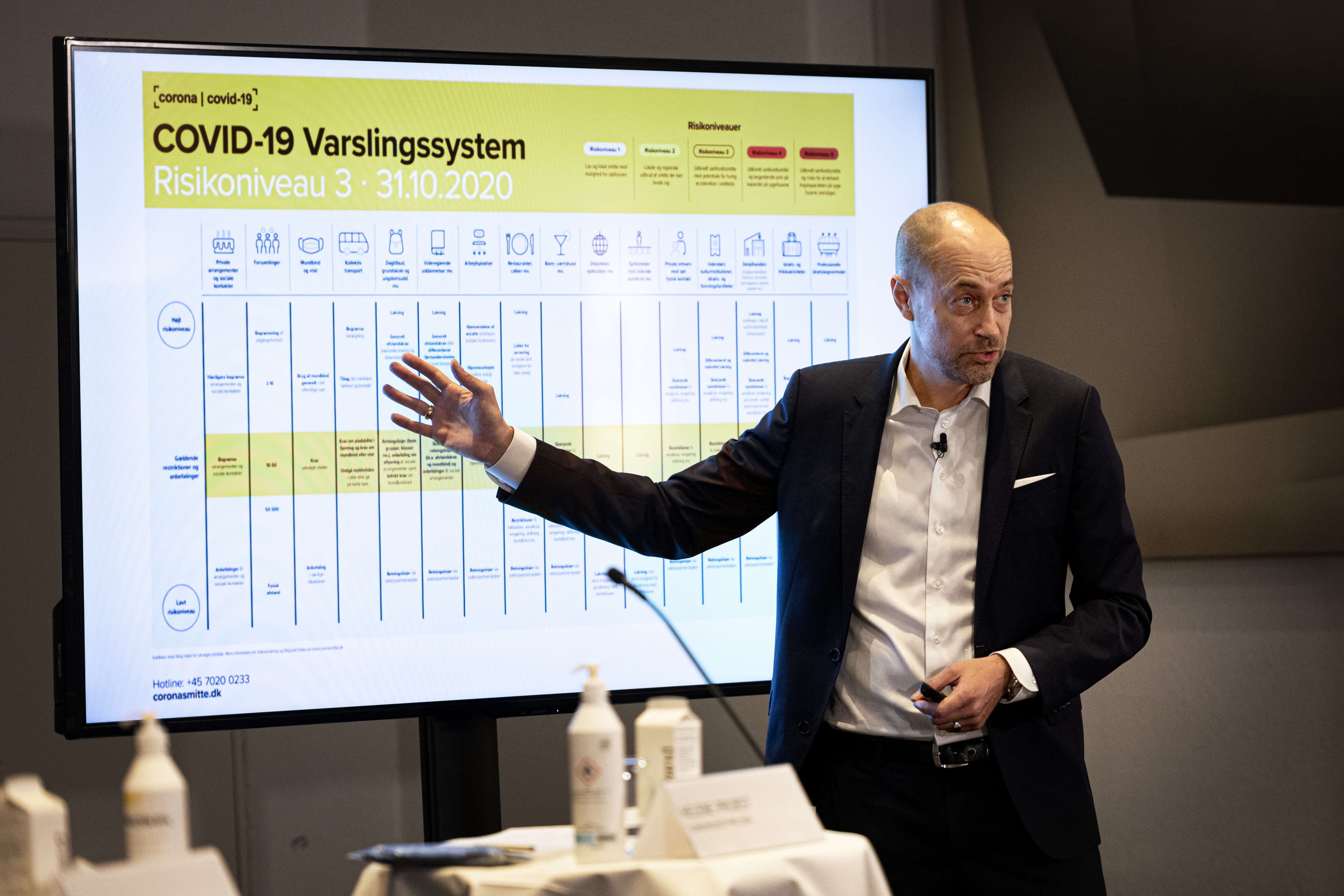 Magnus Heunicke (S) præsenterede det nye varslingssystem med fem risikoniveauer i Eigtveds Pakhus lørdag. 