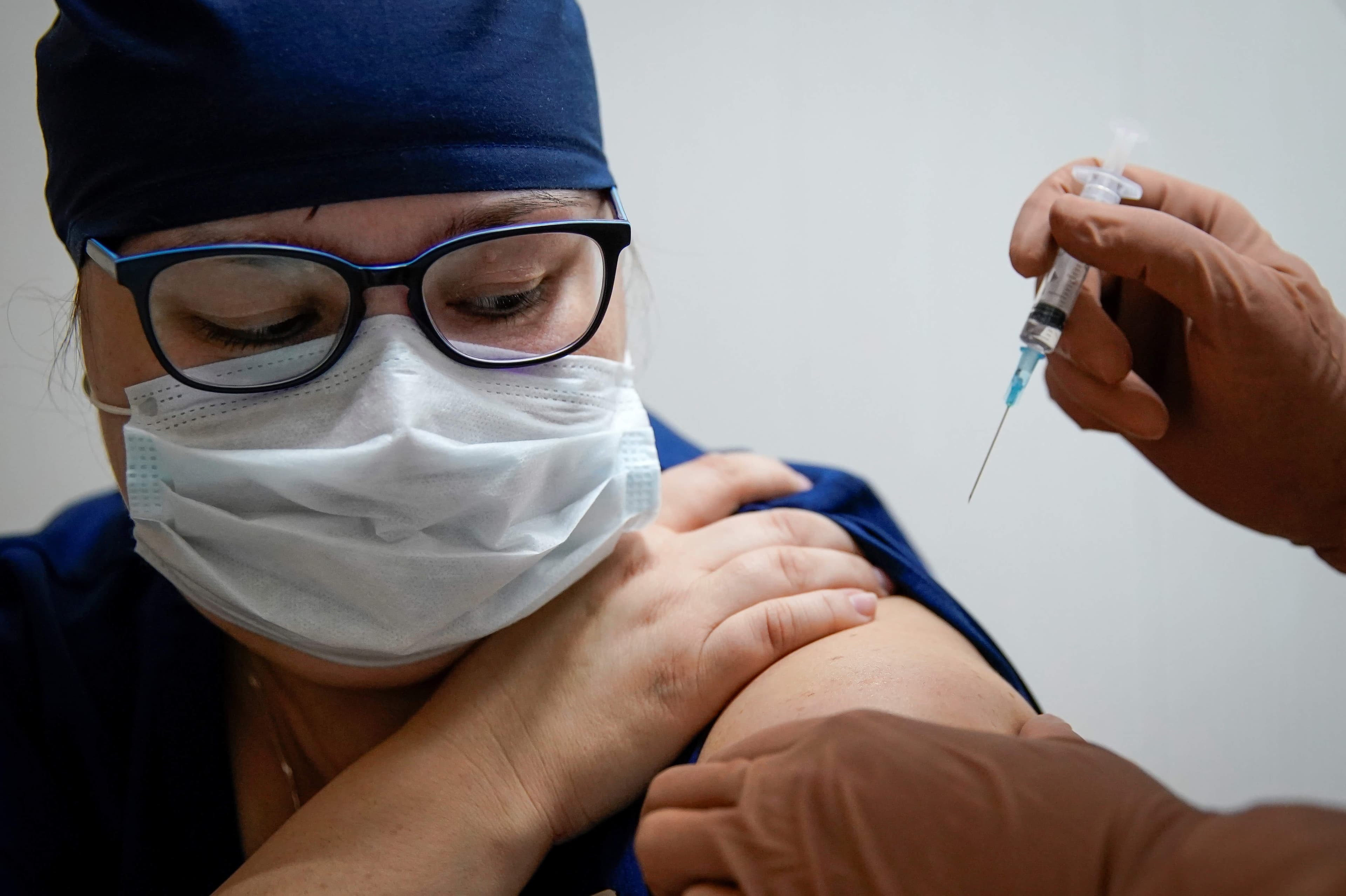 Lægeforeningen vil nu have klarhed fra Sundhedsministiet over, hvem der skal have de vigtige og sidste doser af vaccine mod influenza- og lungebetændelse, efter at der er fyret hundretusindevis af vacciner af på arbejdspladser de seneste uger. 