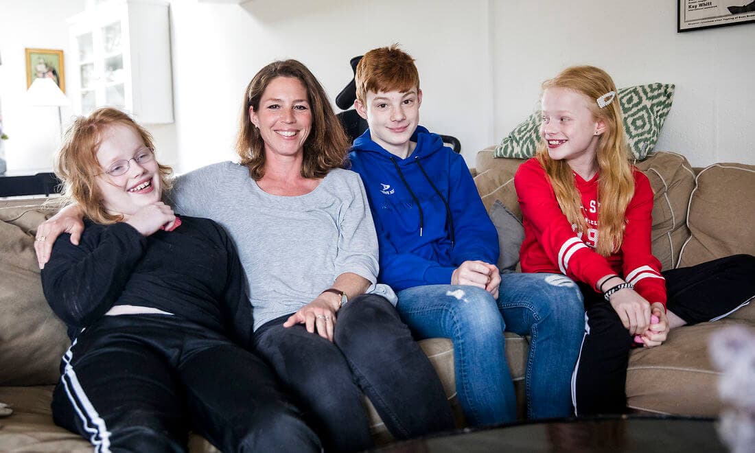 En af de forældre, der på godt og ondt kender forhindringsløbet gennem det børnepsykiatriske system er Monica Lylloff (nummer to fra venstre) Hun har tre børn med særlige behov og står bag facebookgruppen Bak op om de pårørende til handicap og psykisk sårbarhed, som på kort tid har fået mange medlemmer. 
