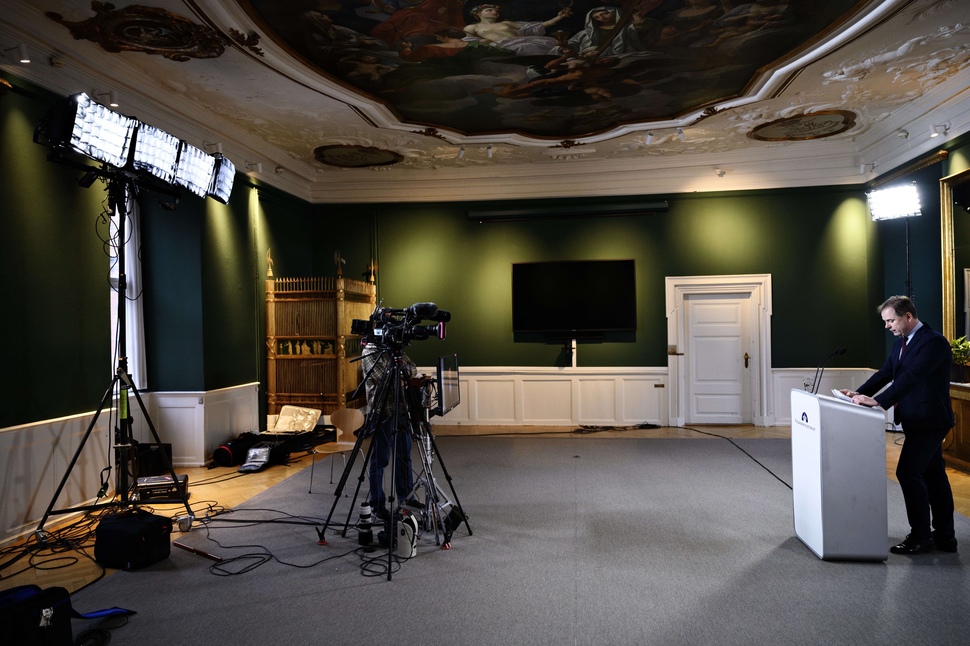 Finansminister Nicolai Wammen (S) talte fra Finansministeriet, mens journalisterne måtte stille to spørgsmål via videoforbindelse på grund af smitterisiko, da han mandag orienterede om forhandlinger om finansloven for 2021 samt status på den økonomiske situation under corona.