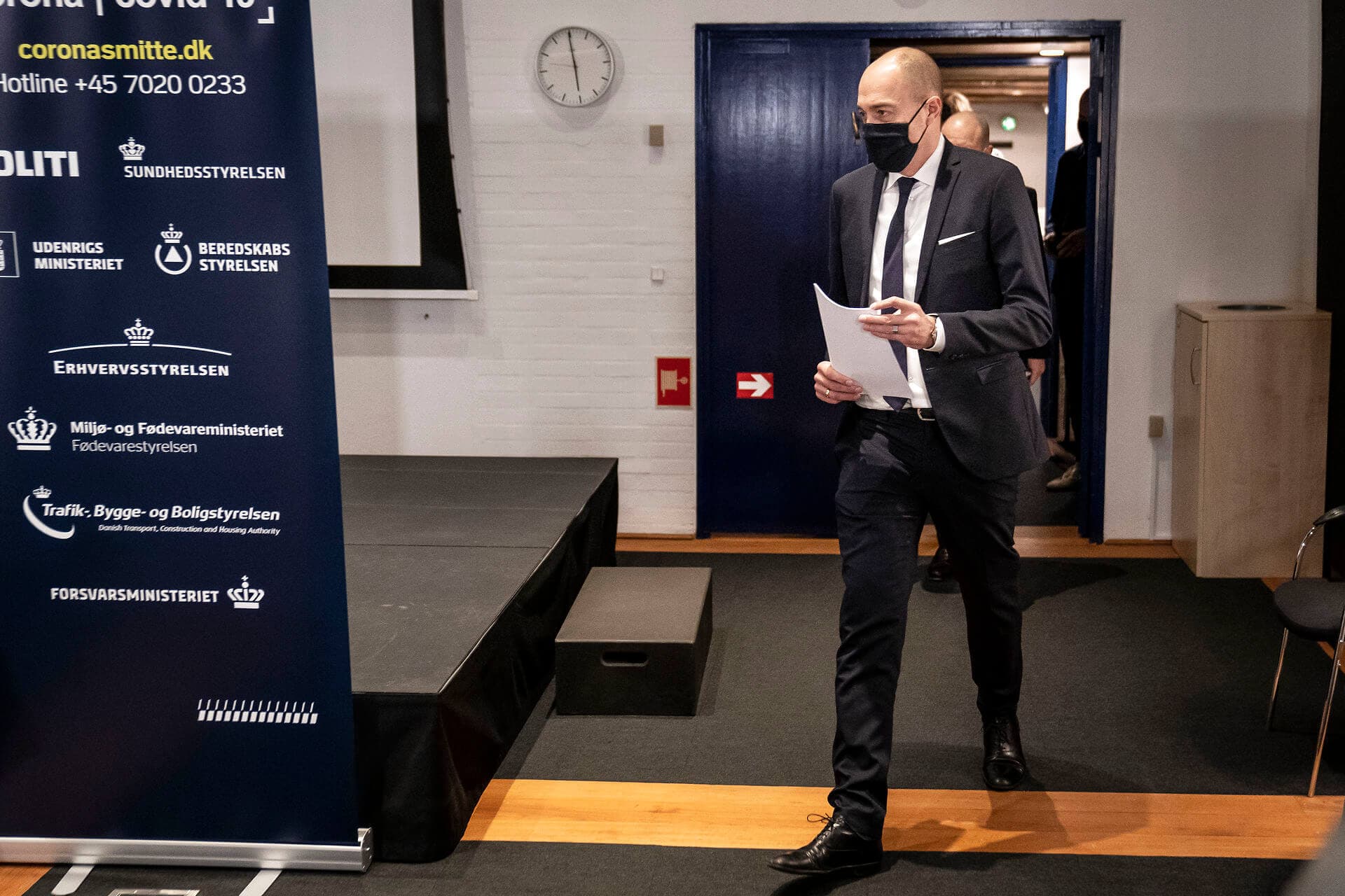 Sundhedsminister Magnus Heunicke sagde torsdag, at der ikke vil blive gjort forskel på kommuner og regioner, når vaccinationen rulles ud. Kommuner med højt smittetal får ikke vaccinen før andre kommuner. De ældre og sårbare skal stikkes først.