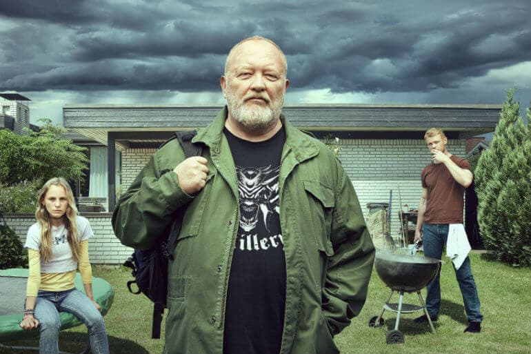 Bjarne Henriksen i rollen som familierådgiveren Lars Madsen i den fiktive Sundborg Kommune, der må træffe den svære beslutning om en akutanbringelse af pigen Holly, spillet af Flora Ofelia Hofman Lindahl, og hendes bror på baggrund af mistanke om vold i familien.