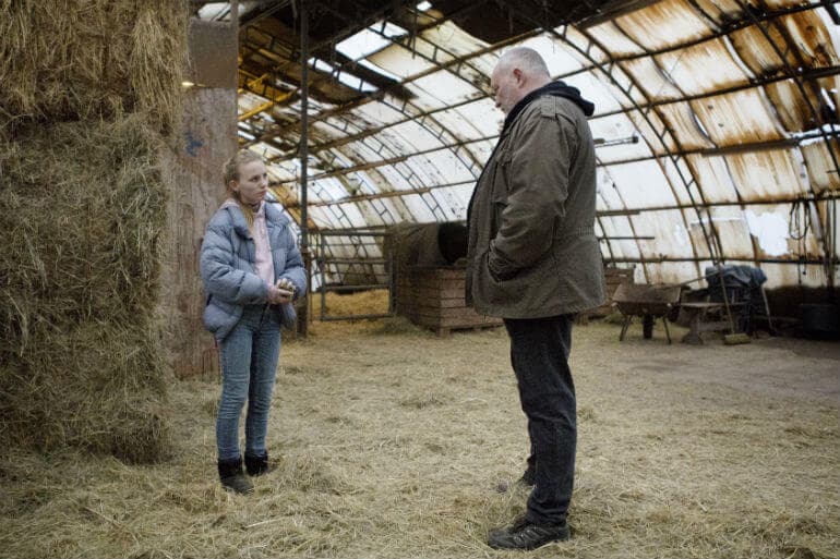 Bjarne Henriksen spiller familierådgiveren Lars Madsen i den fiktive Sundborg Kommune, der må træffe den svære beslutning om en akutanbringelse af pigen Holly, spillet af Flora Ofelia Hofman Lindahl, og hendes bror på baggrund af mistanke om vold i familien.