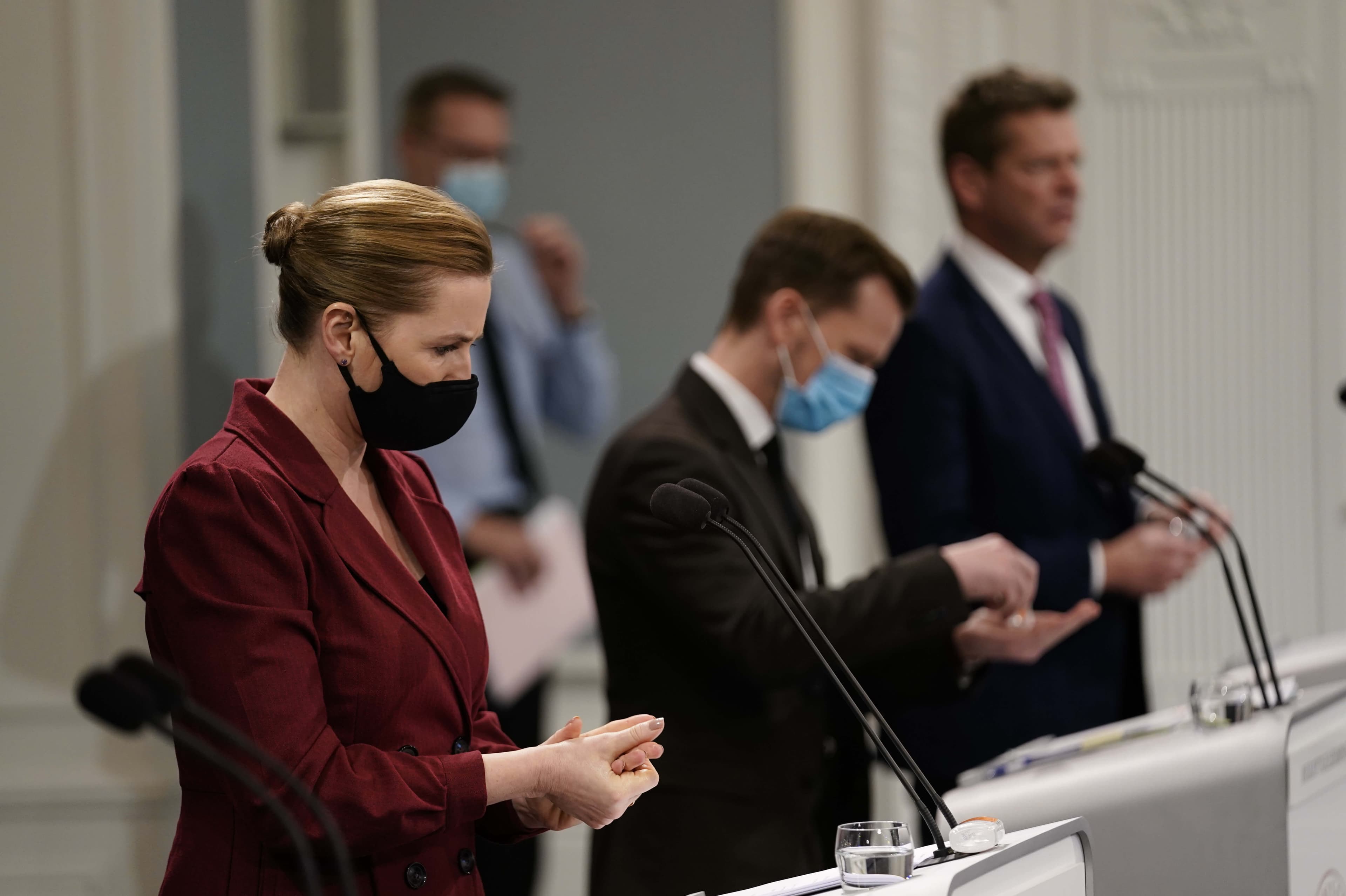 Statsminister Mette Frederiksen, beskæftigelsesminister Peter Hummelgaard og Søren Brostrøm, Sundhedsstyrelsens direktør, da de onsdag aften smed mundbindet, sprittede hænder og fortalte om ny restriktioner hen over julen. 