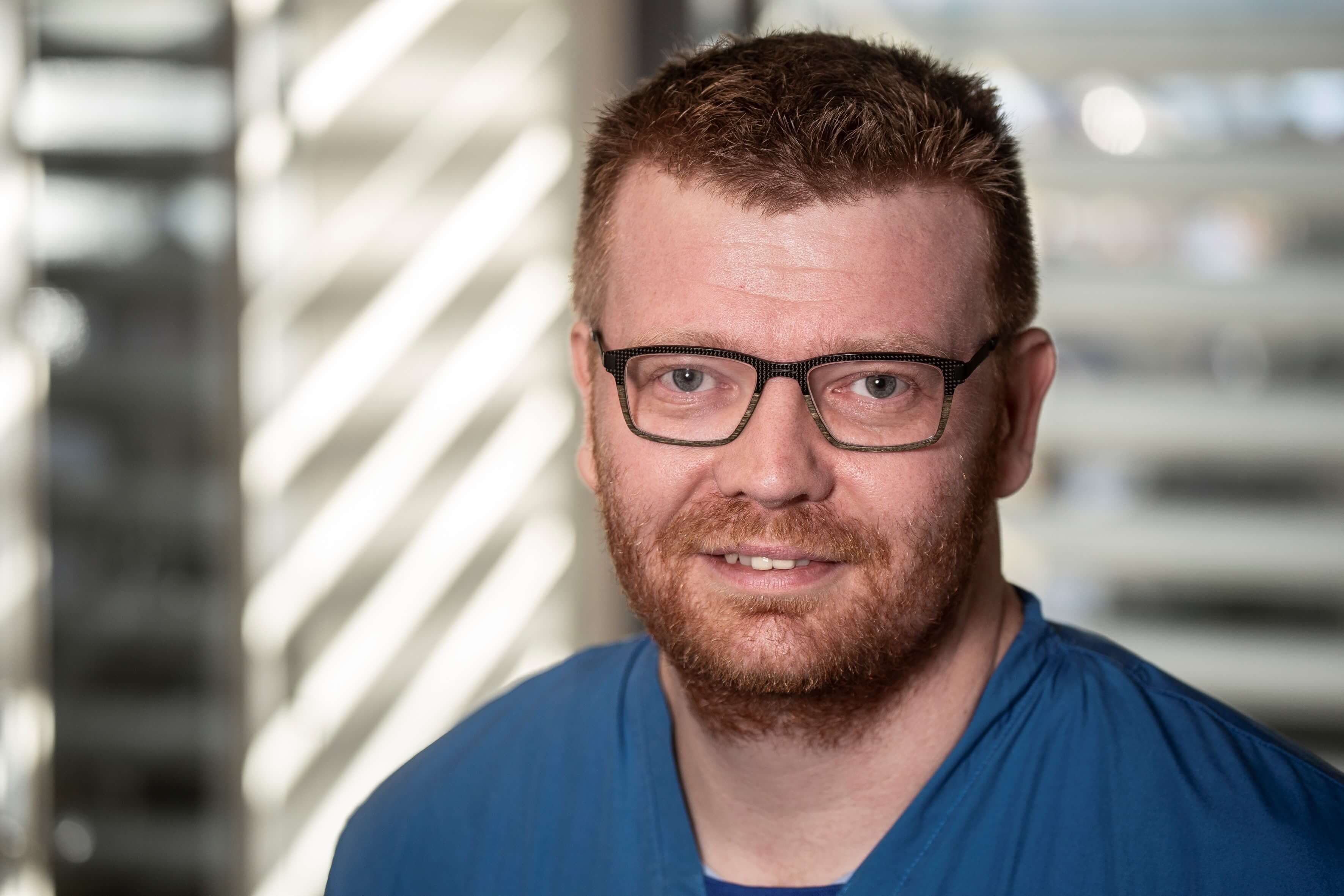 Formand for anæsti- og intensivlægernes faglige organisation, Joachim Hoffmann-Petersen, siger, at det ikke er corona-patienterne der presser sundhedsvæsnet. 