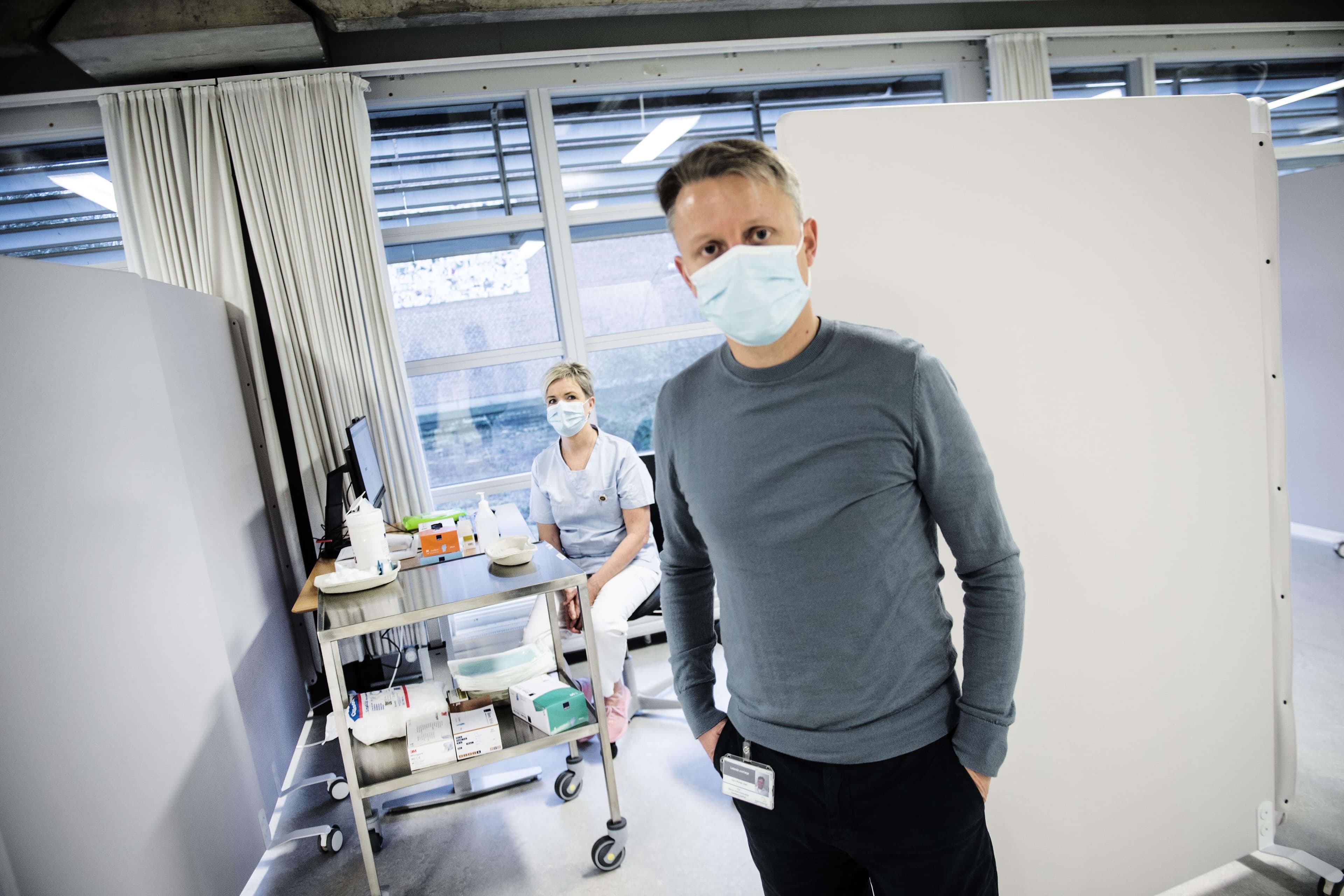 Når de første vaccinedoser når Danmark er beredskabet klar til at gå i gang med at vaccinere udsatte grupper først. Som her på Odense Universitetshospital, der fremviser sit nyetablerede vaccinecenter.