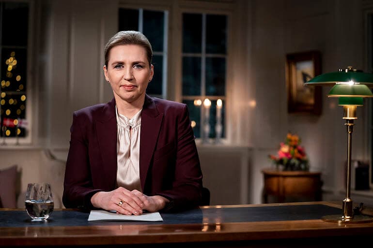 Statsministeren talte traditionen tro til befolkningen fra embedsboligen Marienborg.