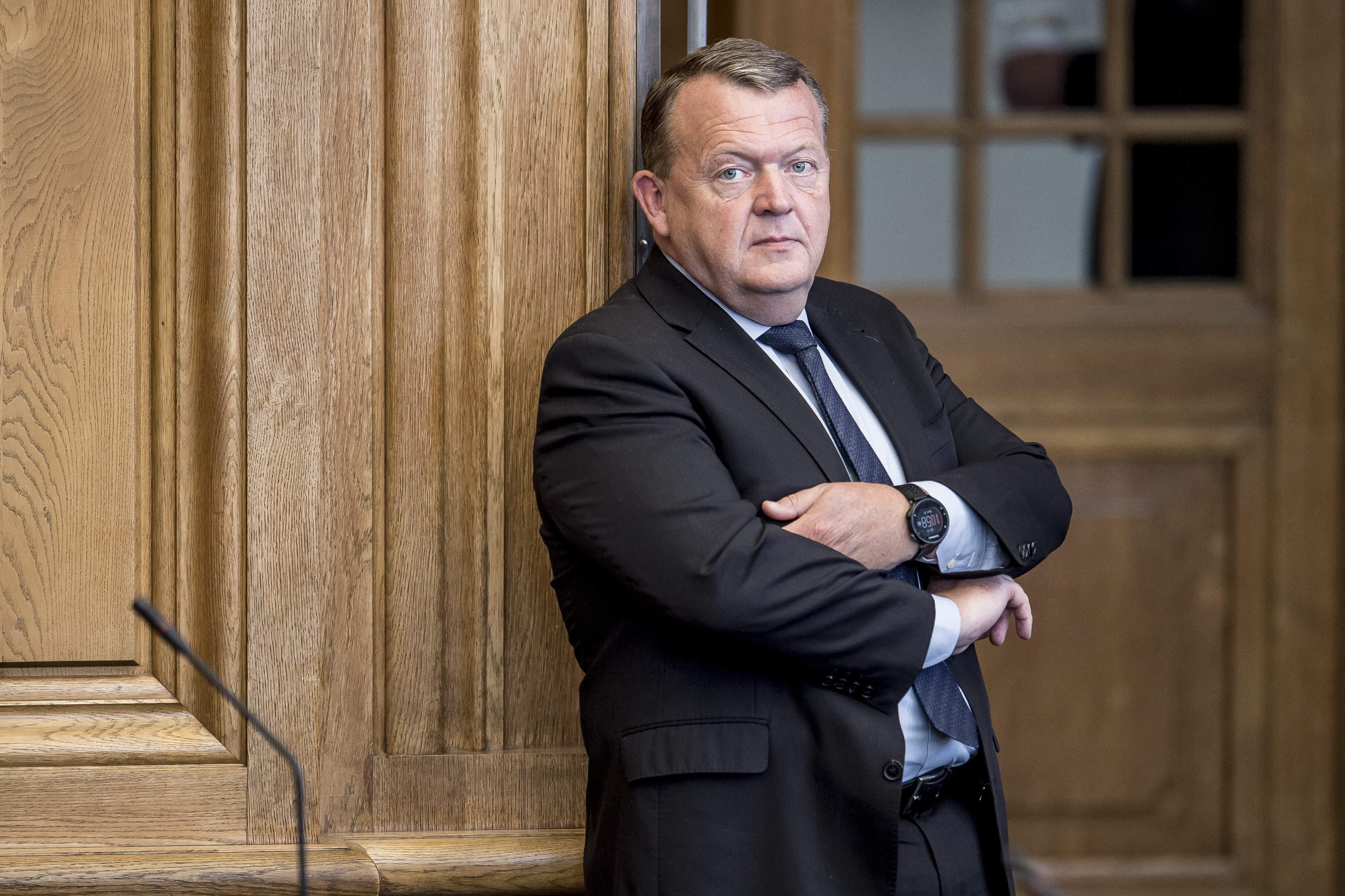 Lars Løkke er færdig med Venstre: Jeg vil gerne være en aktiv stemme i overgangens og håbets tid, men det kræver, at jeg sætter mig selv fri. Det har ikke været nogen let beslutning, men den er modnedes over tid – og de seneste dage har gjort mig sikker i min sag, skriver han på Facebook. 