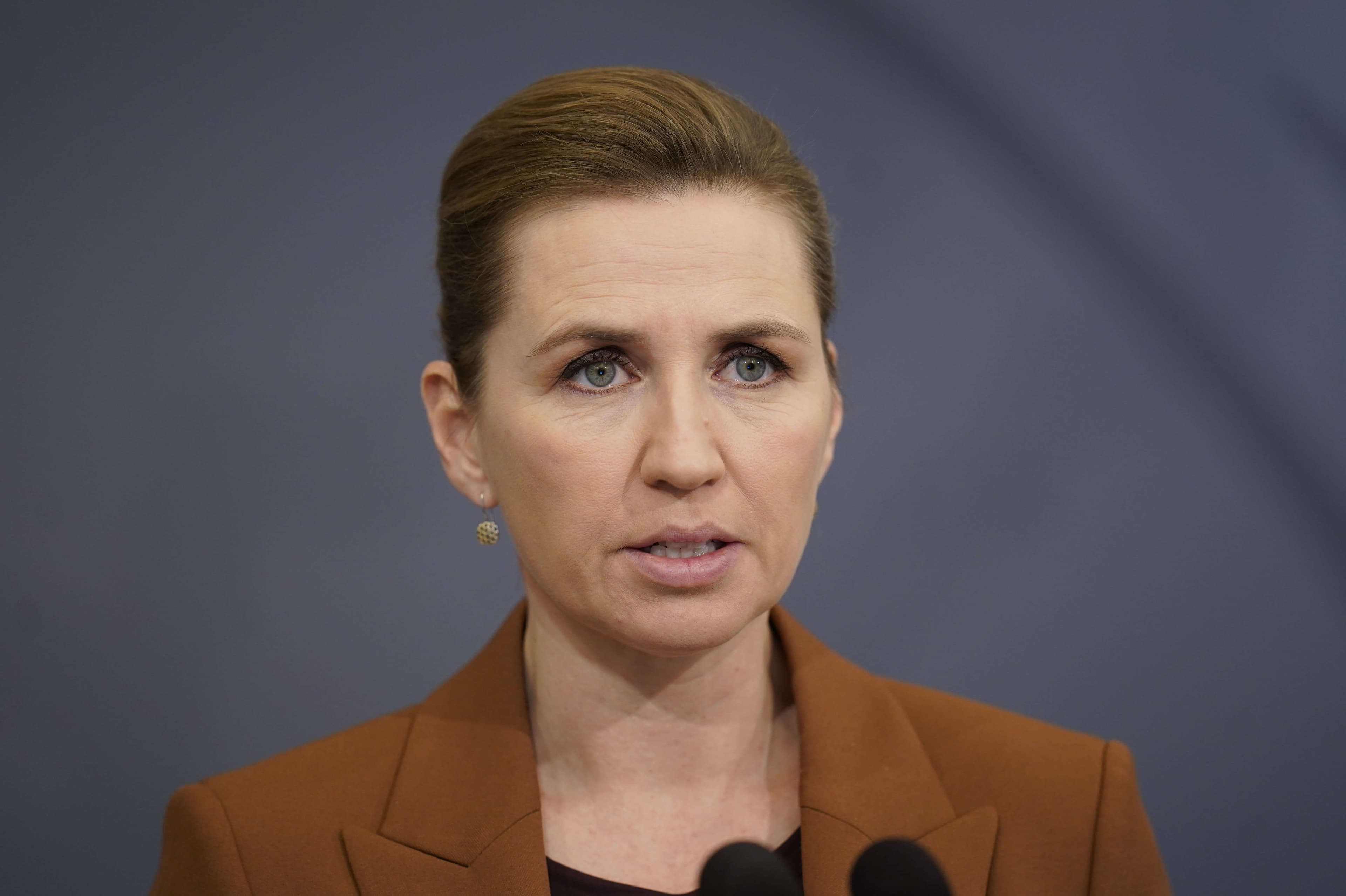 Statsminister Mette Frederiksen (S) på tirsdagens pressemøde om covid-situationen i Danmark. Vi skal alle gøre en særlig indsats nu for at bremse coronavarianten B117. Det indebærer forsamlingsloft på fem personer og afstandskrav på to meter frem til foreløbig 17. januar.