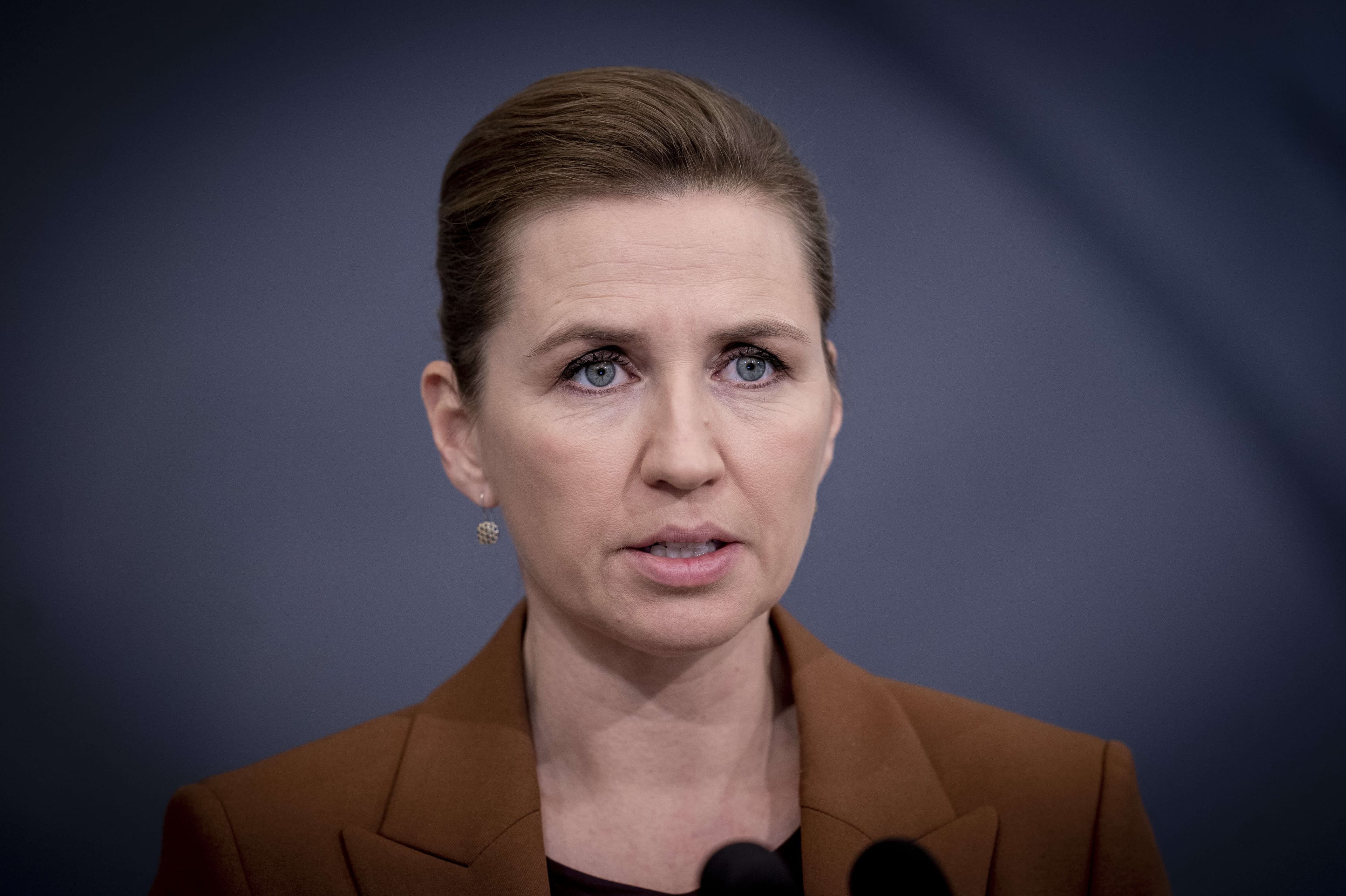 Statsminister Mette Frederiksen (S) forstår godt, hvis man ønsker sig tilbage til tiden før coronaen, hvor man kunne gøre præcis, hvad man havde lyst til. - Vi er bare ikke der endnu. Så hold i og hold ved og lad os blive ved med at holde smitten nede, som det vi oplever i de her dage, sagde hun.