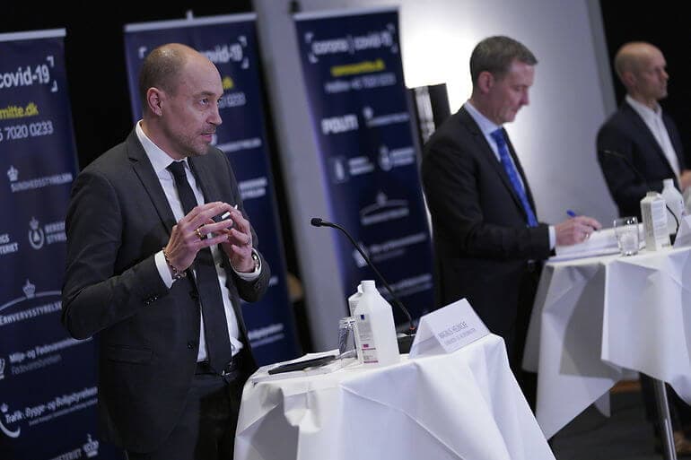 Sundhedsministeren bebudede forlængelse af restriktionerne i Eigtveds Pakhus onsdag aften. Her flankeret af justitsminister Nick Hækkerup (S).