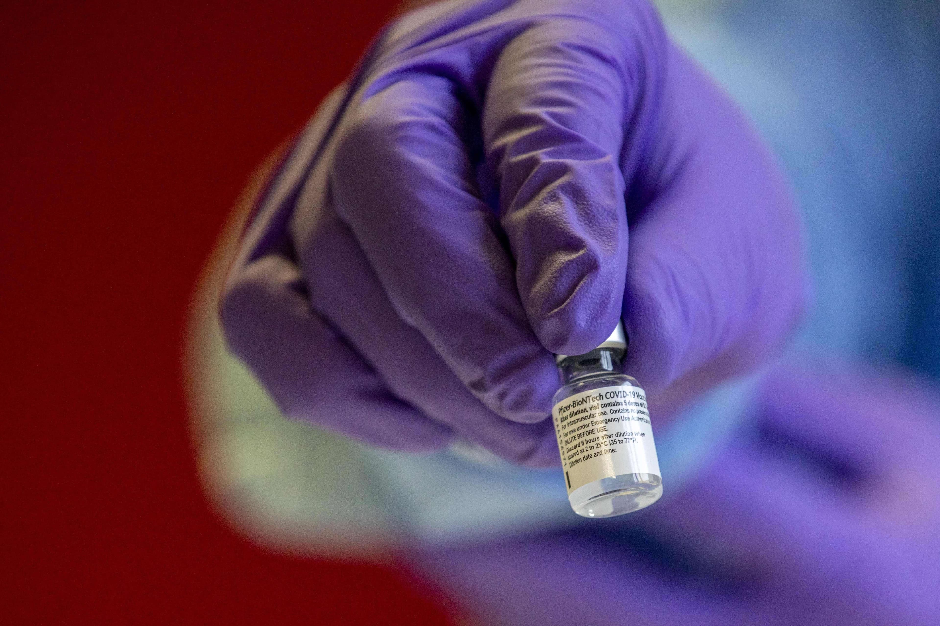Først fik Danmark besked om, at vi ville modtage færre vaccinedoser fra selskabet Pfizer/BioNTech i denne uge. Nu er beskeden, at der kommer færre doser hele første kvartal af 2021.