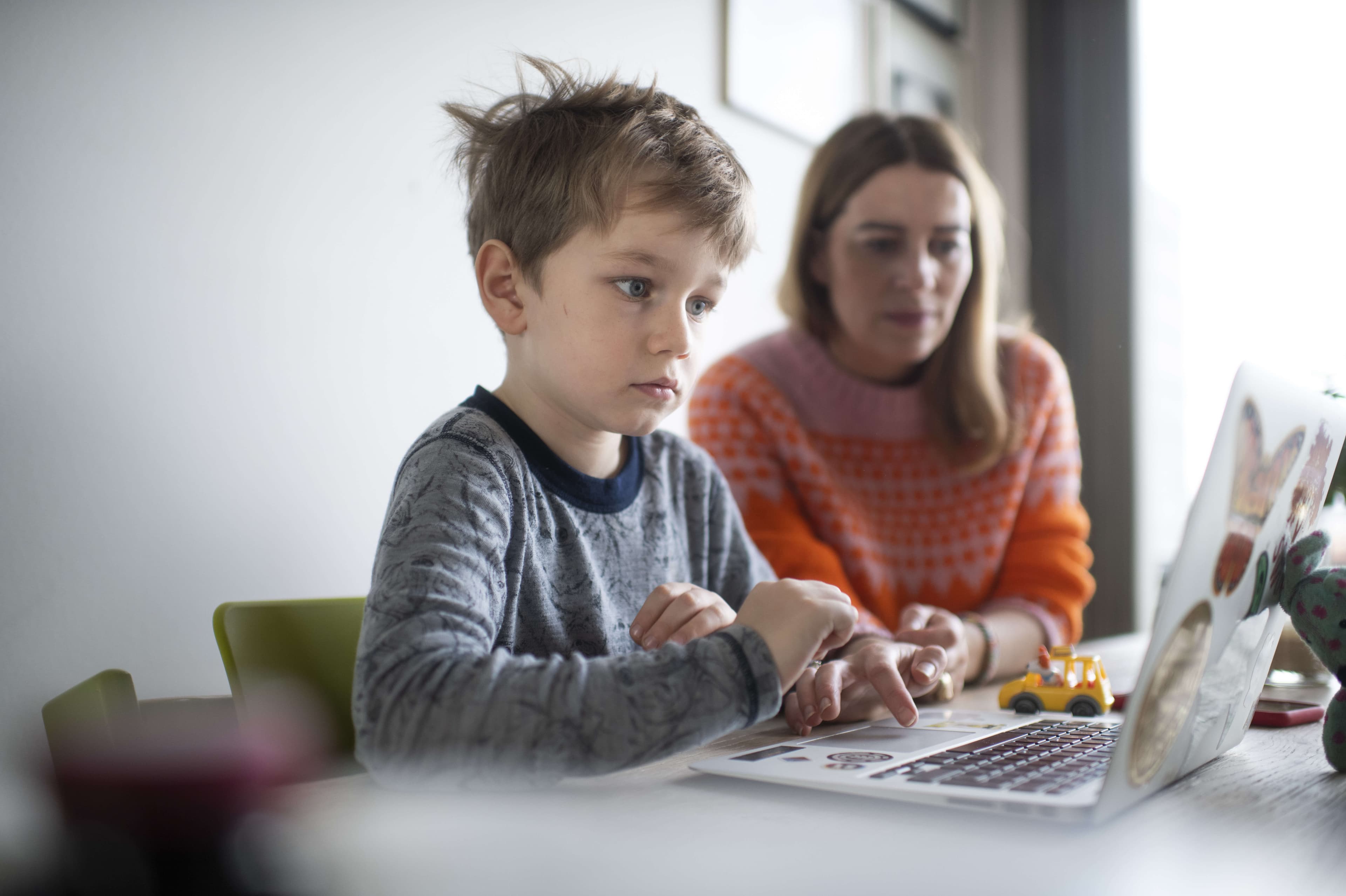 I  flere uger har landets skoleelever været sendt hjem på grund af coronasituationen, men nu presser skoleledere og forældre på for at få dem tilbage. Det bliver dog ikke lige forløbigt på grund af britisk variant, siger fagfolk. 