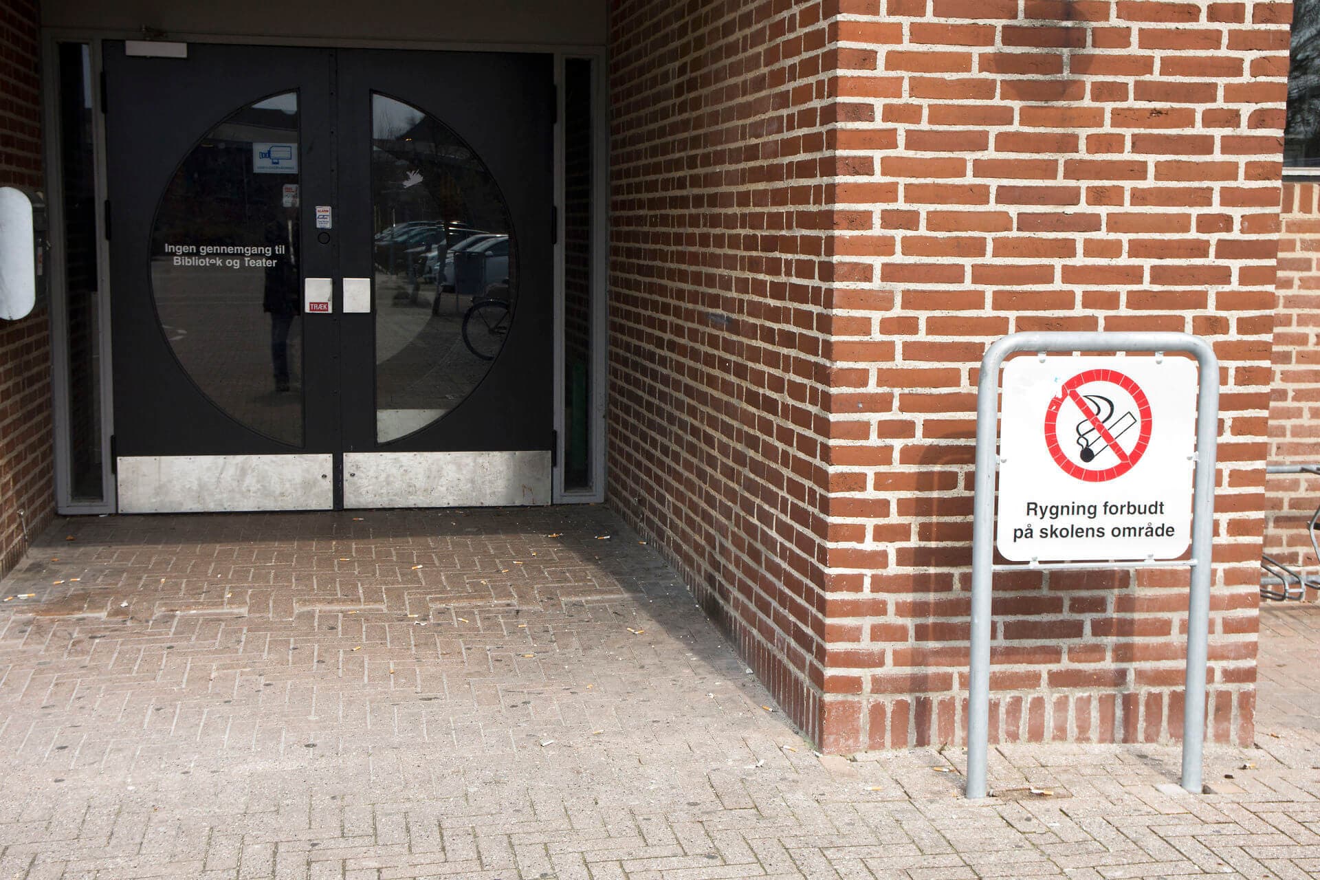 Antallet af gymnasier og erhversuddannelser, hvor der fortsat ryges, falder så hurtigt, at eksperter for alvor tror på målet om, at alle ungdomsuddannelser skal være røgfri fra 1. august i år.