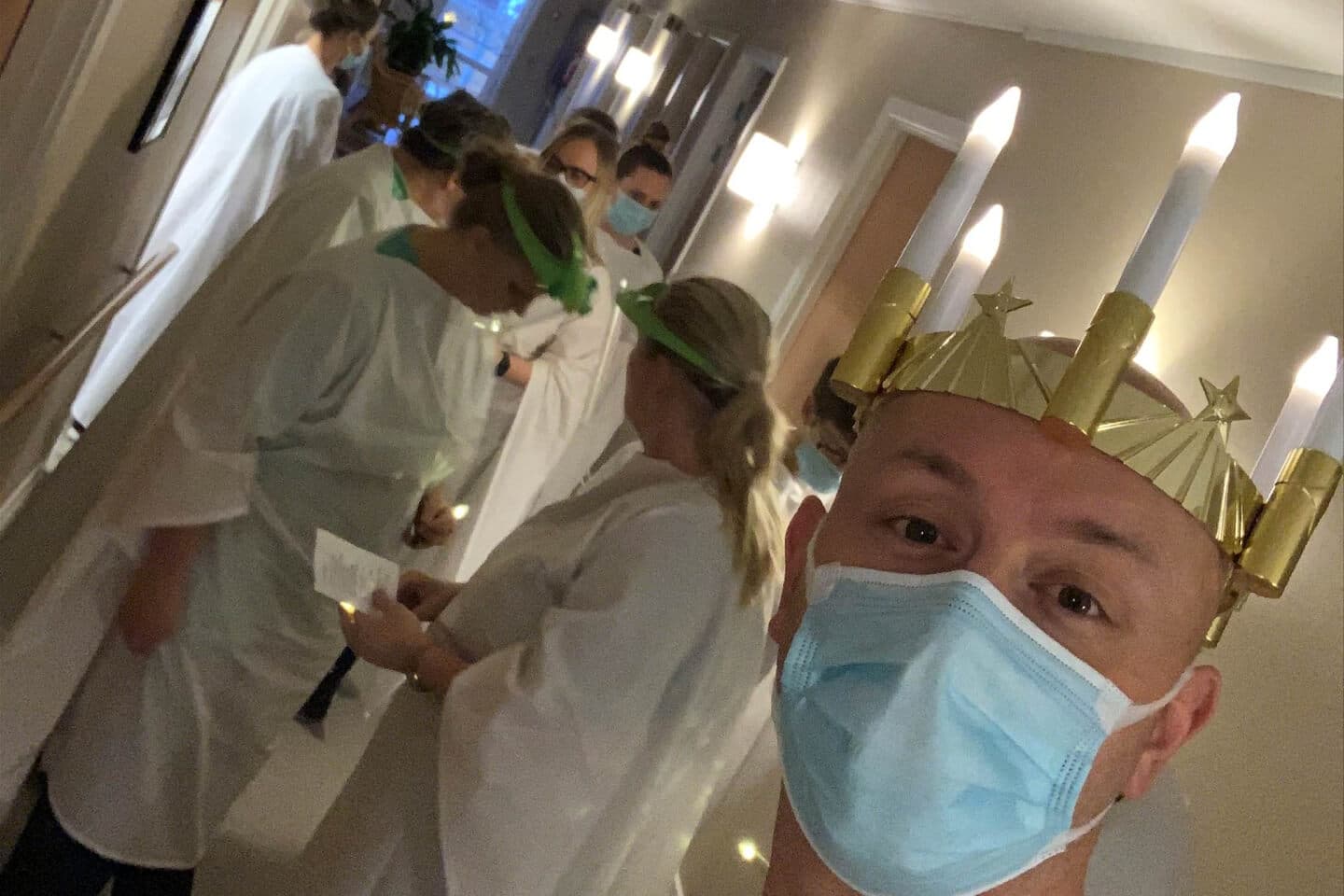 Jan Jørgen Petersen går lucia sammen med sine medarbejdere på plejecenter Engbo. Fra 1. januar er han udnævnt som områdeleder for alle plejecentre i kommunen. 