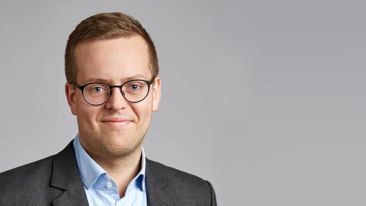 Andreas Boesen (S) arbejder til daglig som chefkonsulent på VIAs ingeniøruddannelser i Horsens. Nu har han taget to måneders orlov for at passe borgmesterkontoret, mens Peter Sørensen er sygemeldt med dårlig ryg.
