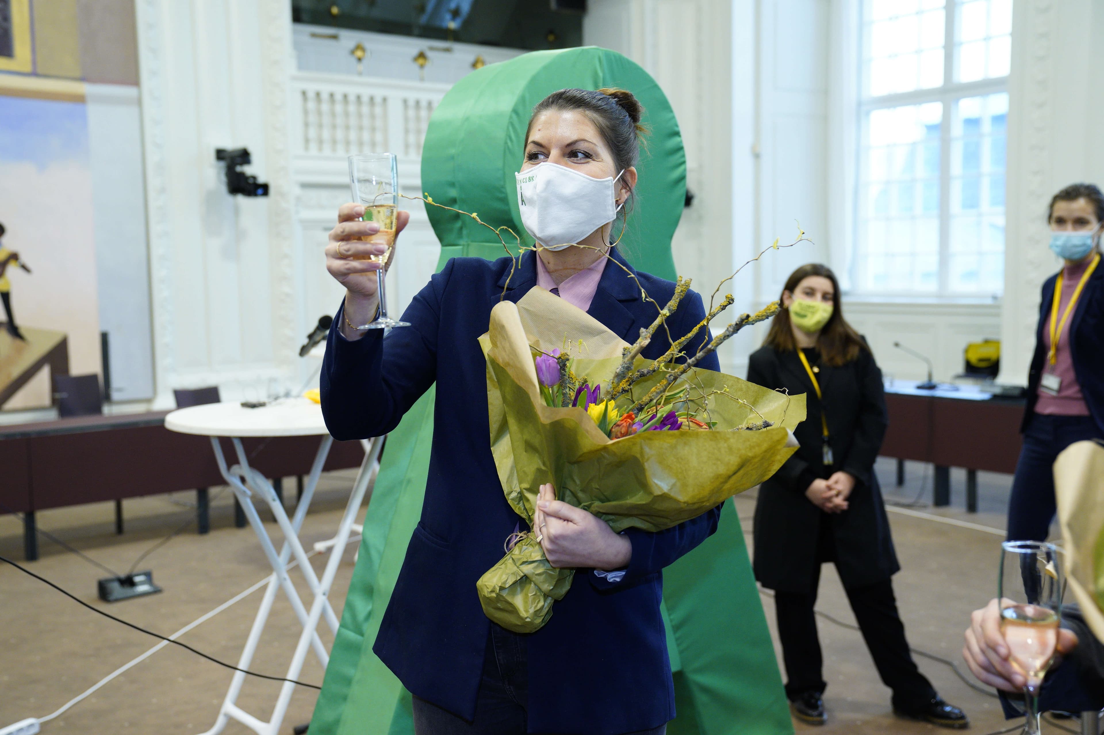 Efter en lang, digital proces med virtuelle valgmøder og debatter kunne Franciska Rosenkilde søndag nyde et glas champagne som nykåret politisk leder for Alternativet. 