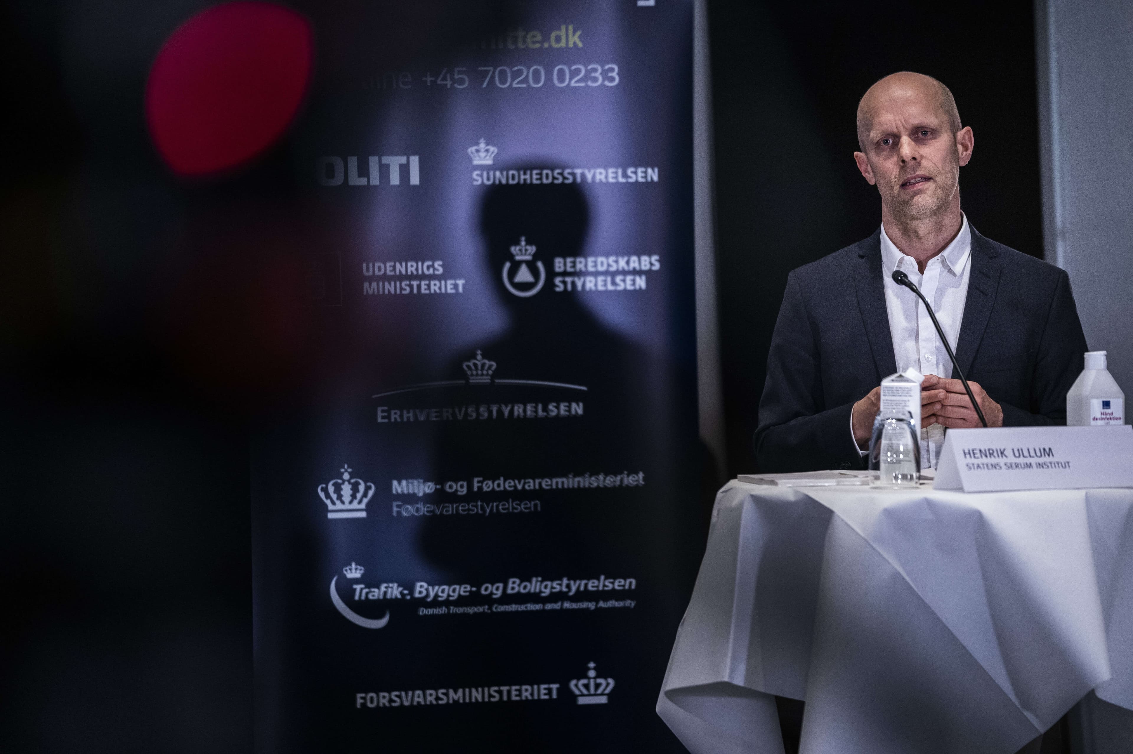 Kontakttallet for den britiske coronavariant B117 er 0,99, og den er dermed ikke i vækst - men det giver ikke anledning til lempelse af coronarestriktionerne, siger SSI-direktør Henrik Ullum.