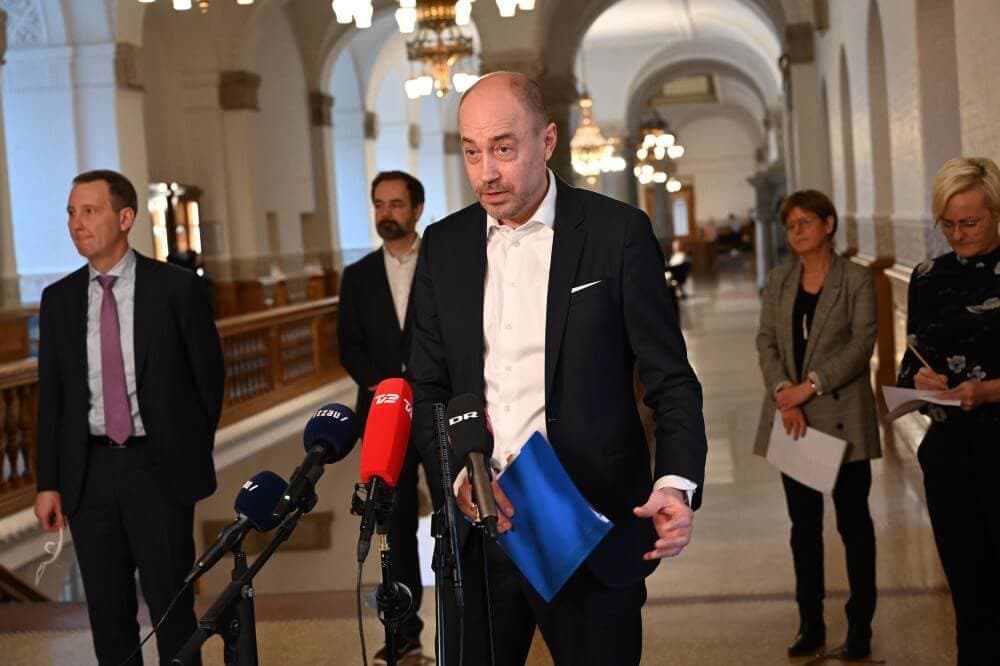 Magnus Heunicke (S) præsenterede ny teststrategi på et pressemøde onsdag. Det skal iværksættes med KL og Danske Regioner.
