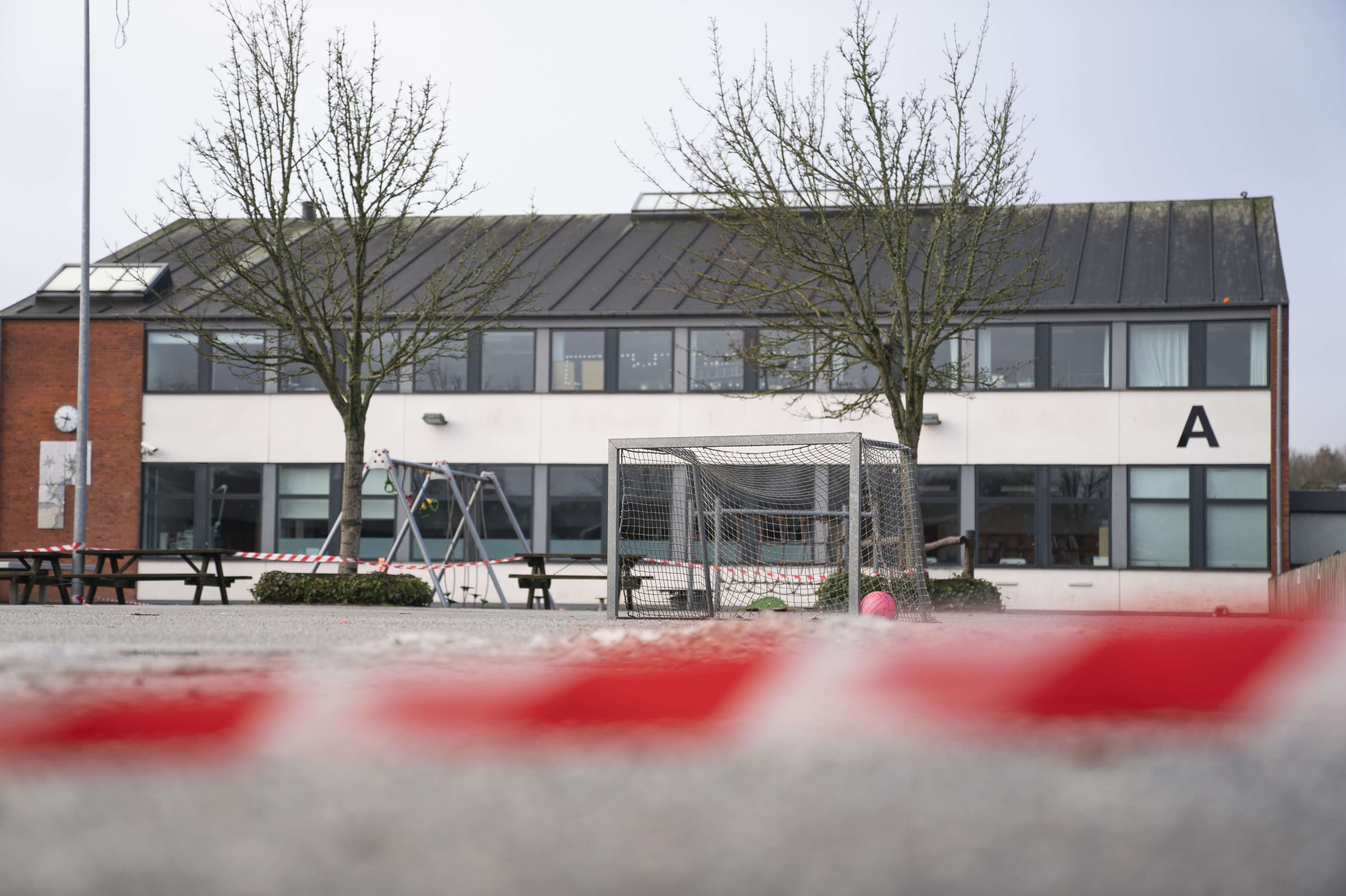 De yngste børn fra alle skoler i Kolding må vente lidt, før de kan vende tilbage til skolen efter vinterferien. Kommunen er lige nu den kommune med højest smitte i landet, og derfor er alle skoler og daginstitutioner lukket frem til 28. februar.