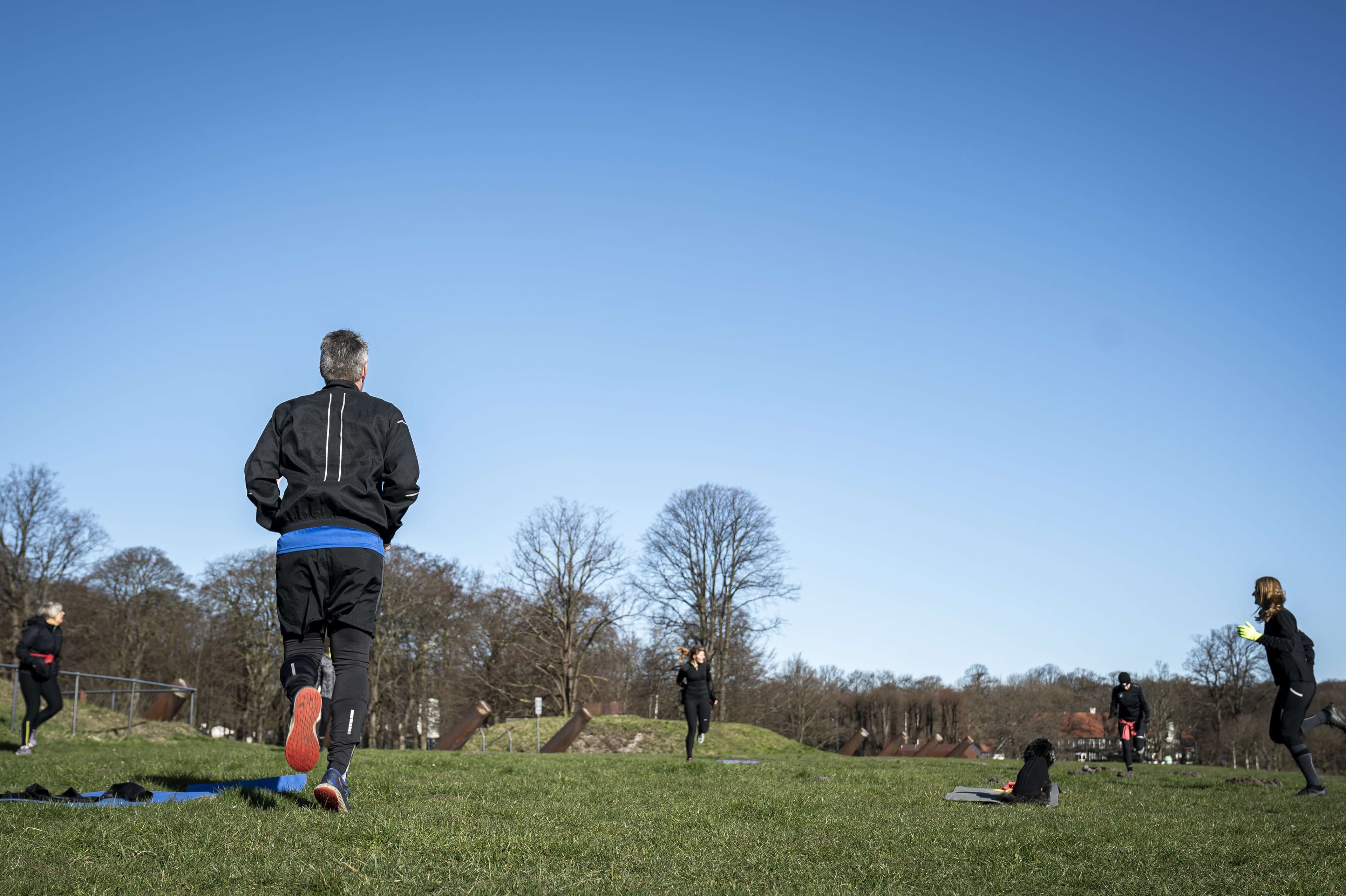 Efter et par kolde vintermåneder med høje smittetal med coronavirus er solen og de varmere temperaturer så småt begyndt at titte frem. Håbet er, at forår og sommer kan hjælpe i kampen mod pandemien.