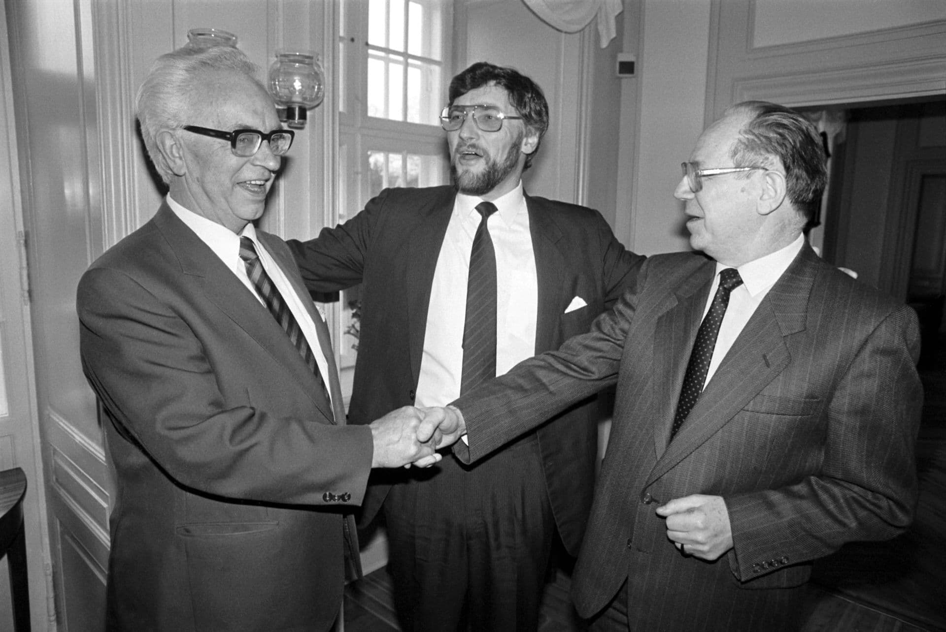 Regeringen og KL drøfter afbureaukratisering og kommunaløkonomi i 1989. KL’s formand og borgmester i Århus Thorkild Simonsen (th) i samtale med Københavns overborgmester Egon Weidekamp (tv) og indenrigsminister Thor Pedersen.