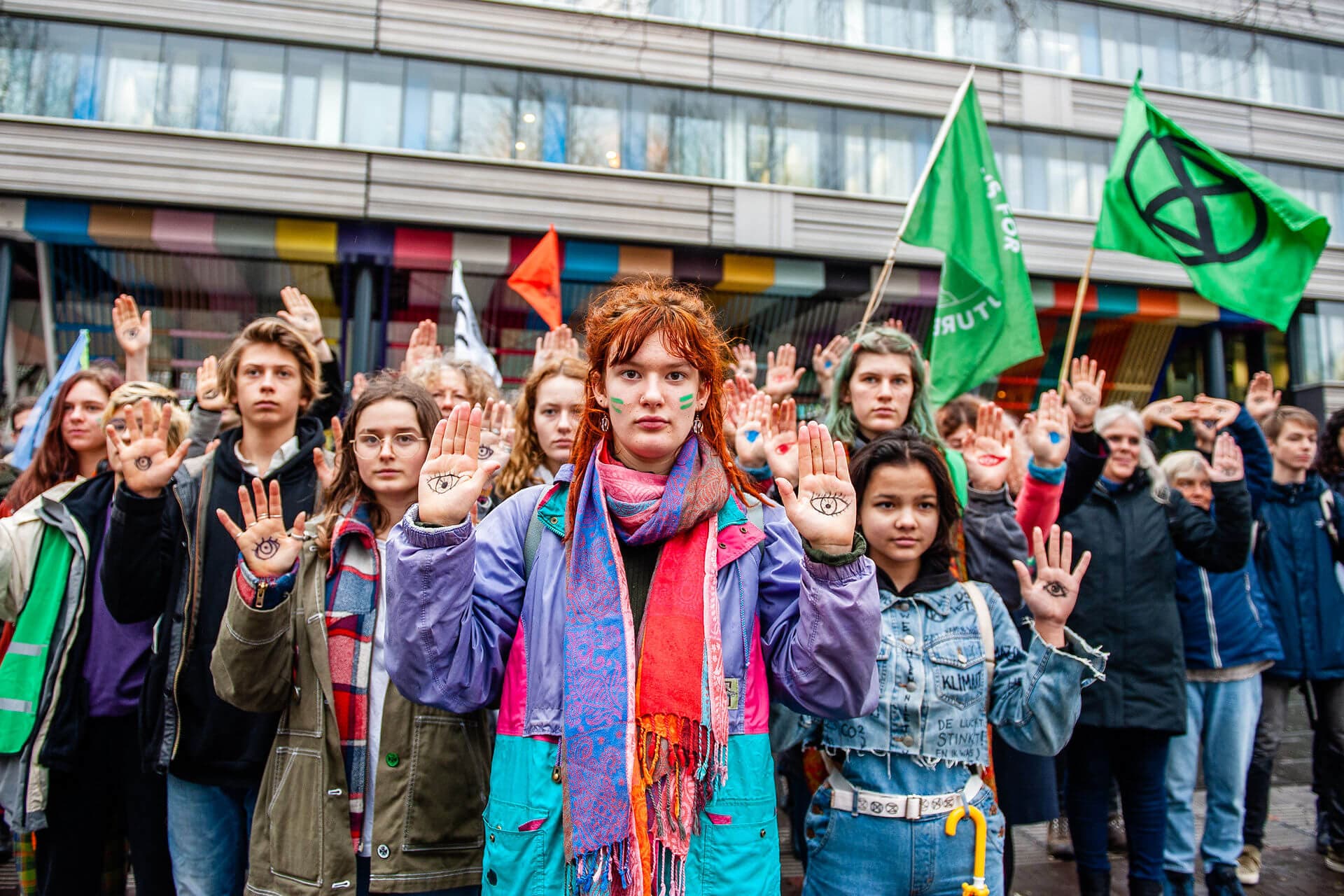 Der er de senere år ført en række retssager mod retssager mod stater for at forsømme klimaet. I Holland førte Urgenda-sagen til, at Hollands højesteret dømte regeringen til at skrue op for klimaambitionerne.
