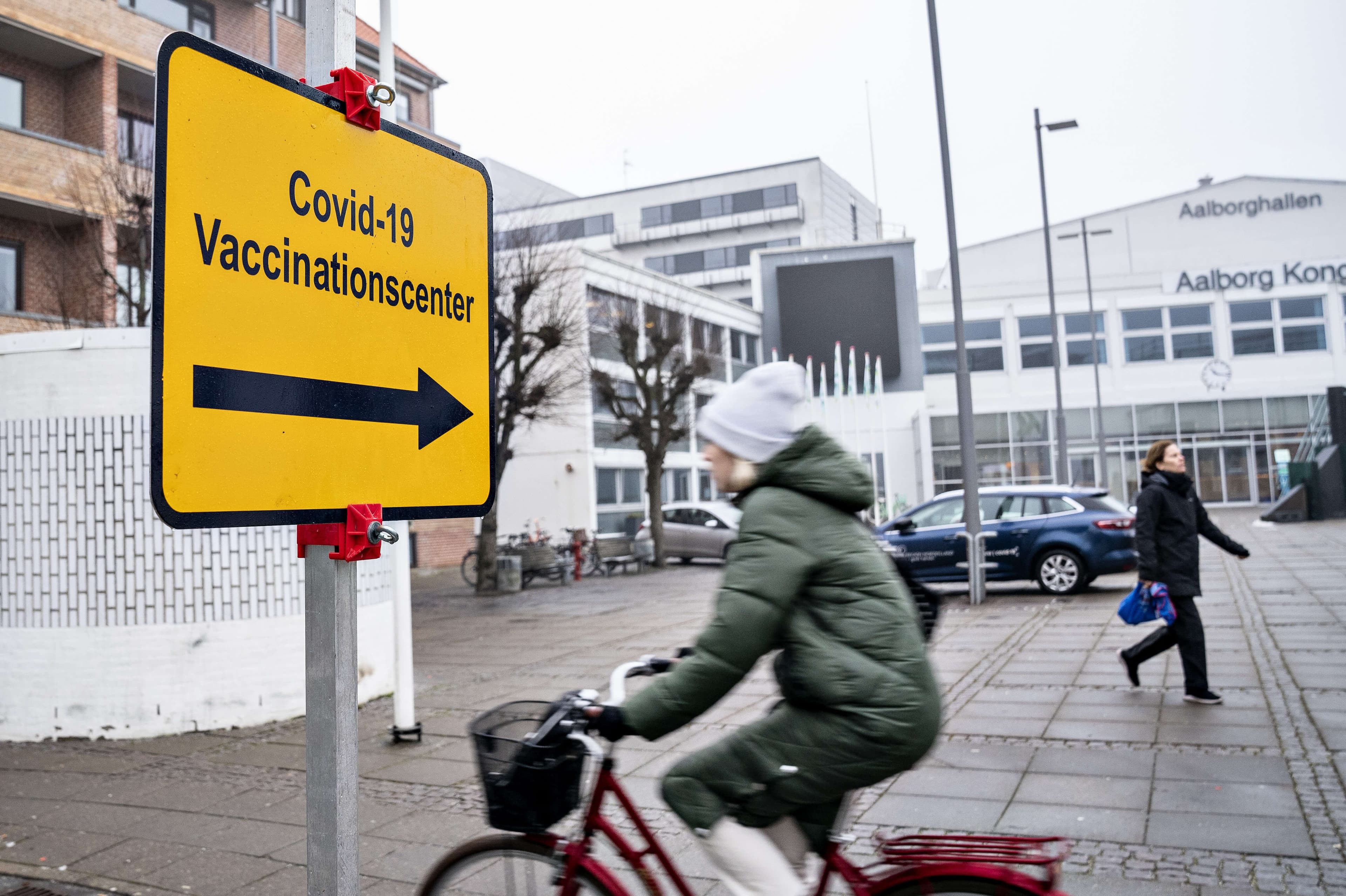 Vaccinationscenter i Aalborg. I Nordjylland skal i alt 10.000 vaccineres på mandag. Det er fire gange så mange som på en normal dag. 