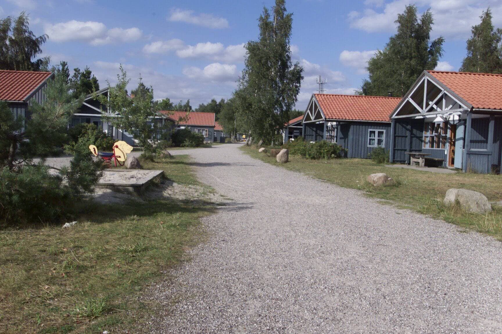 De folk, der har de gamle sommerhuse i feriecentret ved Marielyst, protesterer kraftigt mod de ti meget store sommerhuse, som er opført på de grønne arealer foran feriecentret. Et krav om nedrivning af de nye sommerhuse behandles af byrådet.