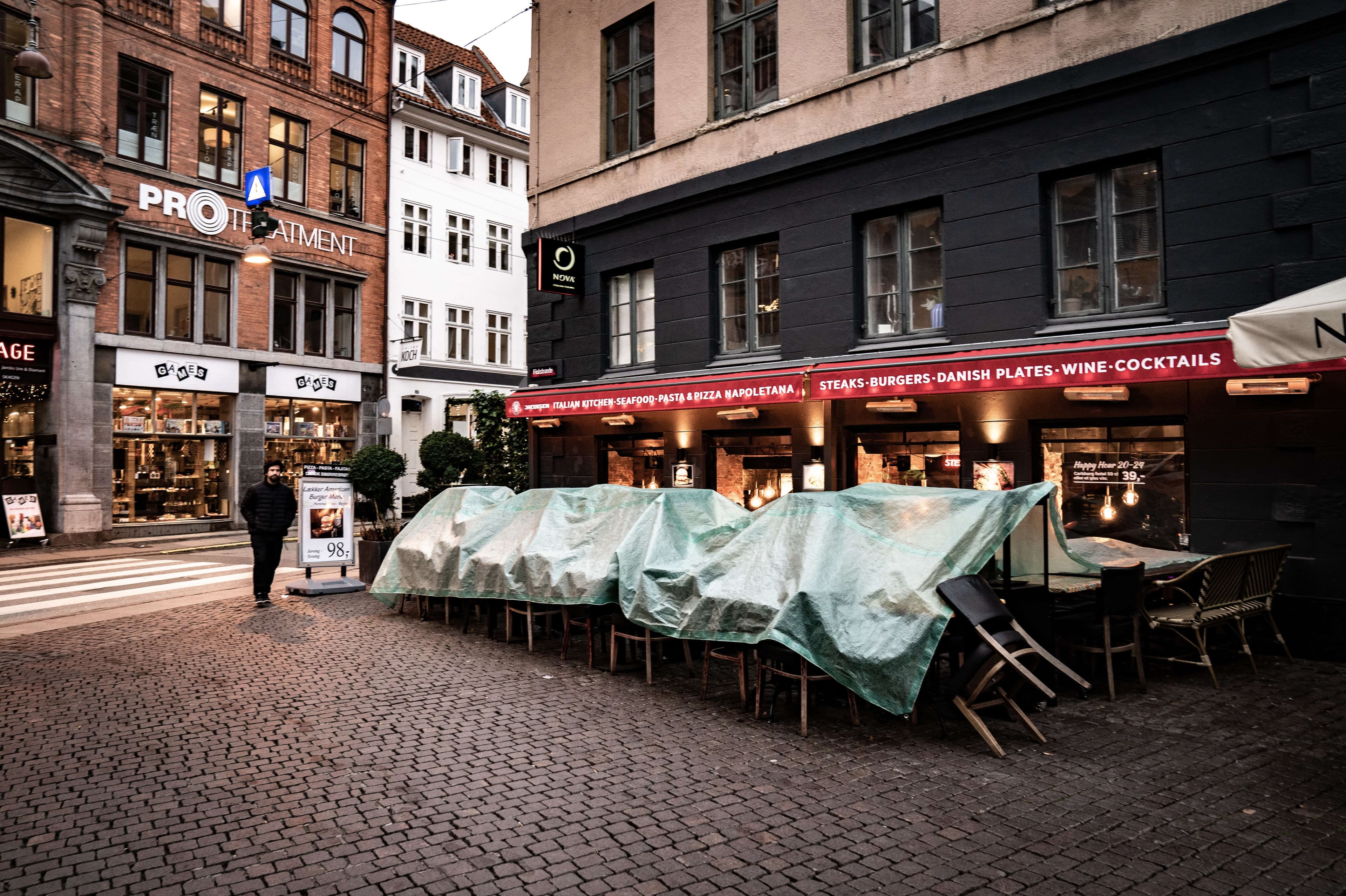 Der kan fra næste uge komme lidt mere liv i restauranter og caféer, når servering udendørs bliver tilladt igen. 6. maj må de også have gæster indendørs, men ifølge blandt andet Venstre skal det ske hurtigere.