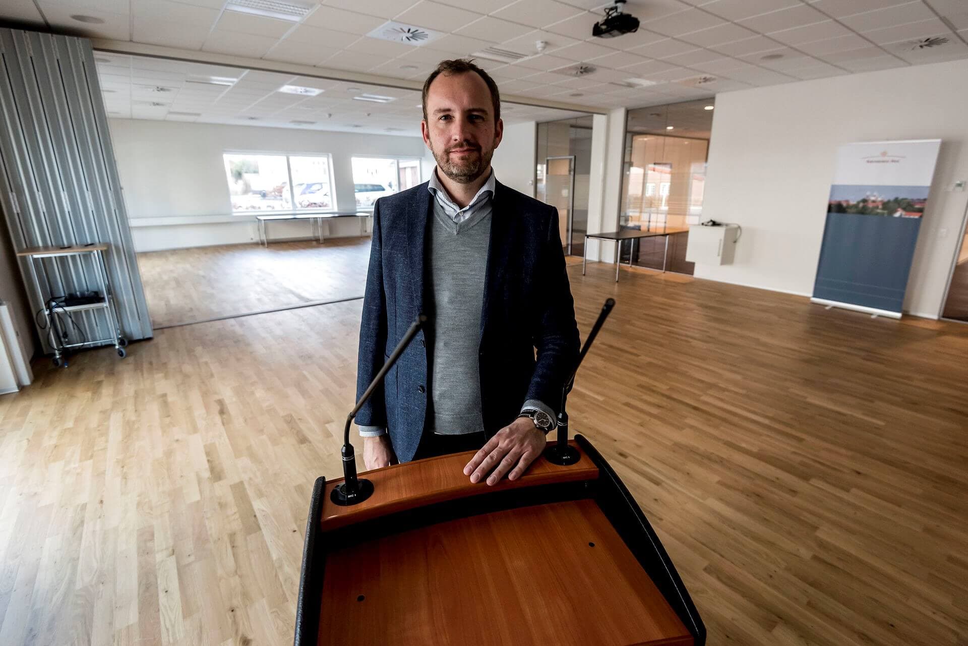 I begyndelsen var han alene i de nye lokaler i Viborg, direktøren for Nævnenes Hus, Christian Lützen. Medarbejderne i København ville ikke med, da styrelsen flyttede til Viborg.