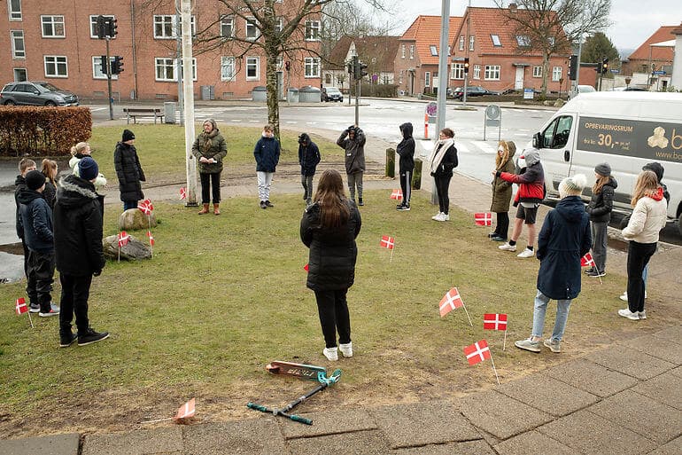 Her i Randers er der udeundervisning på skemaet, men mange steder er der ikke praktisk muligt, så hjemmeundervisningen fortsætter.